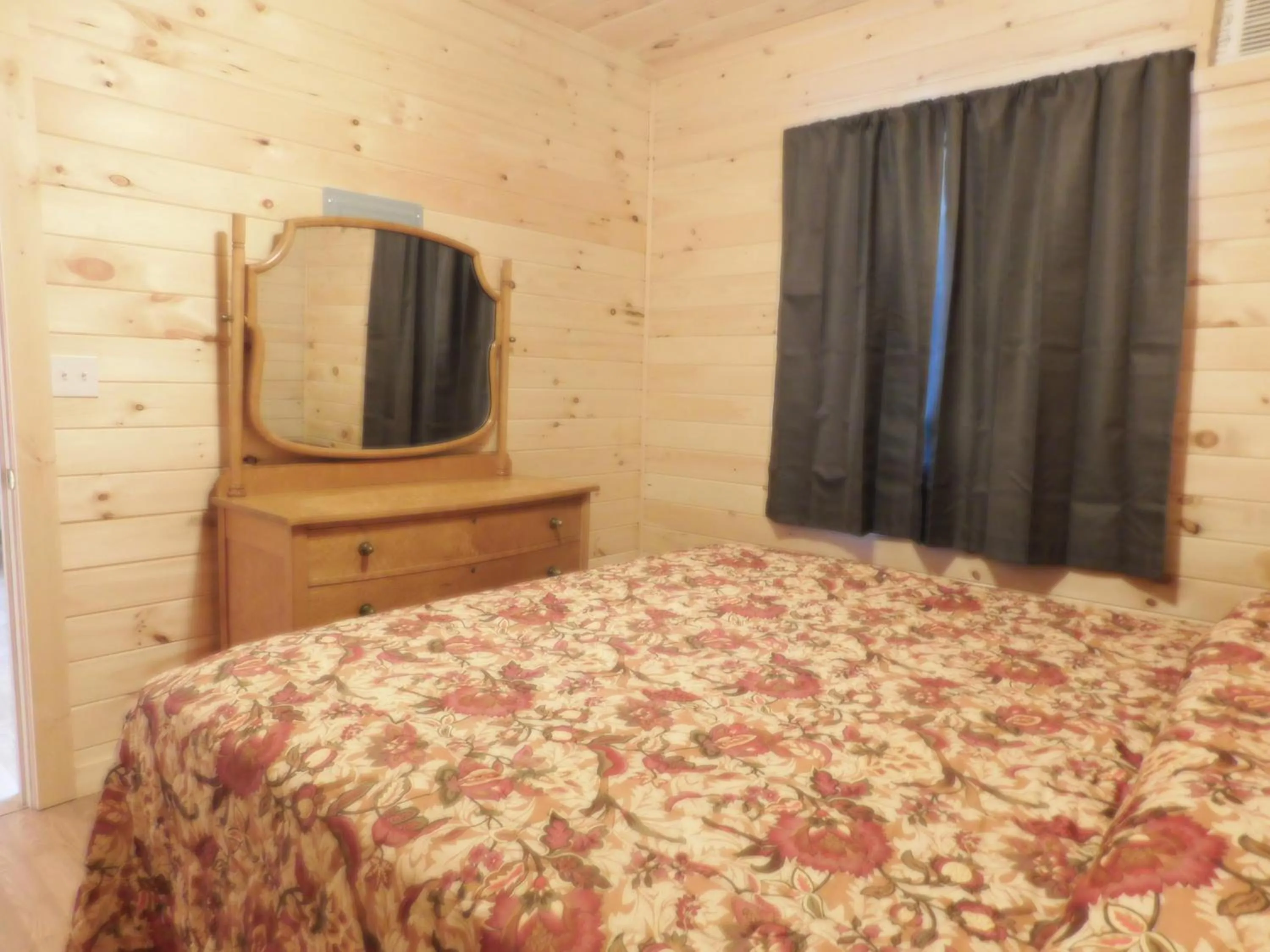 Bed in Olympian Resort Motel