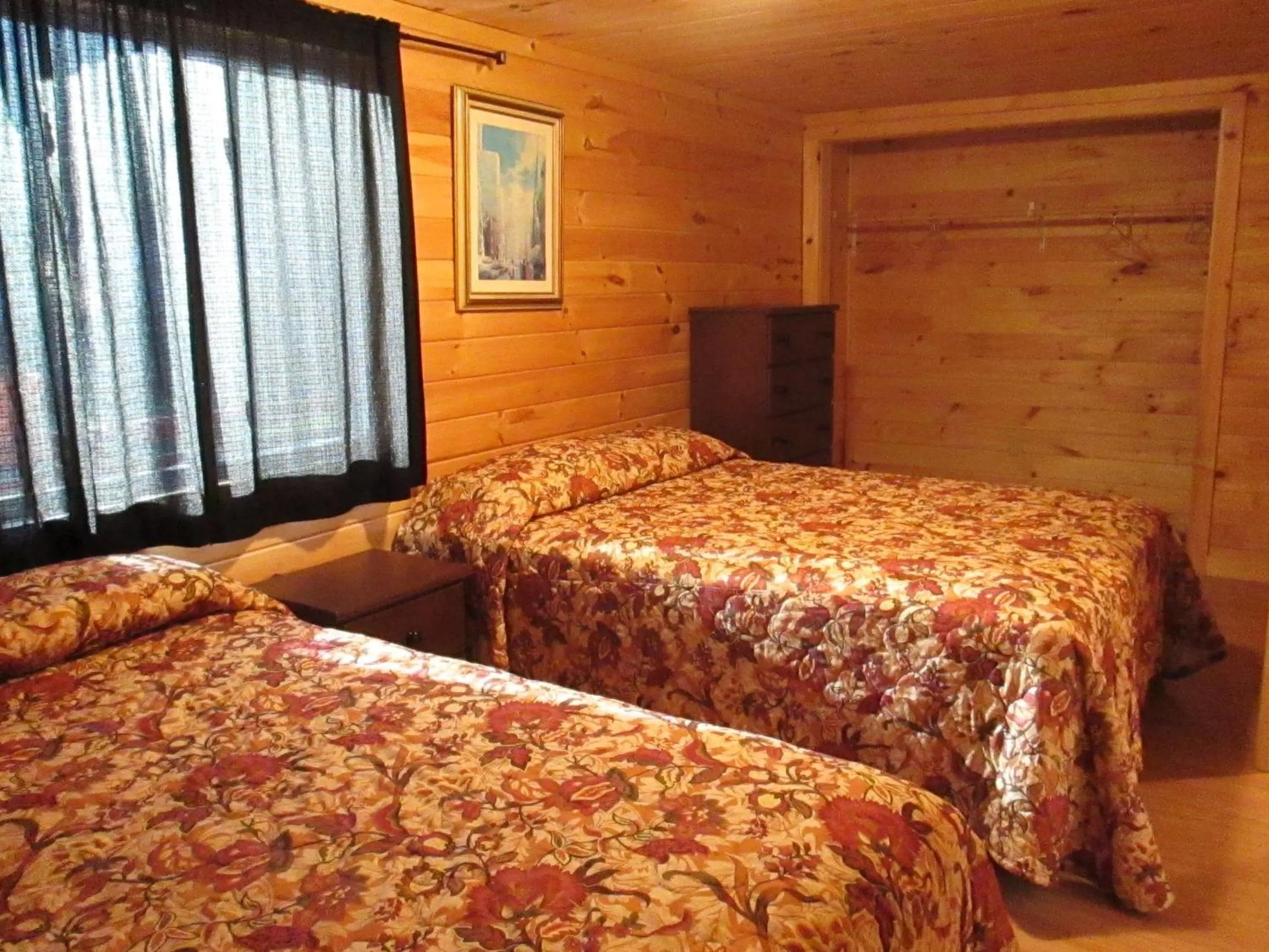 Bed in Olympian Resort Motel