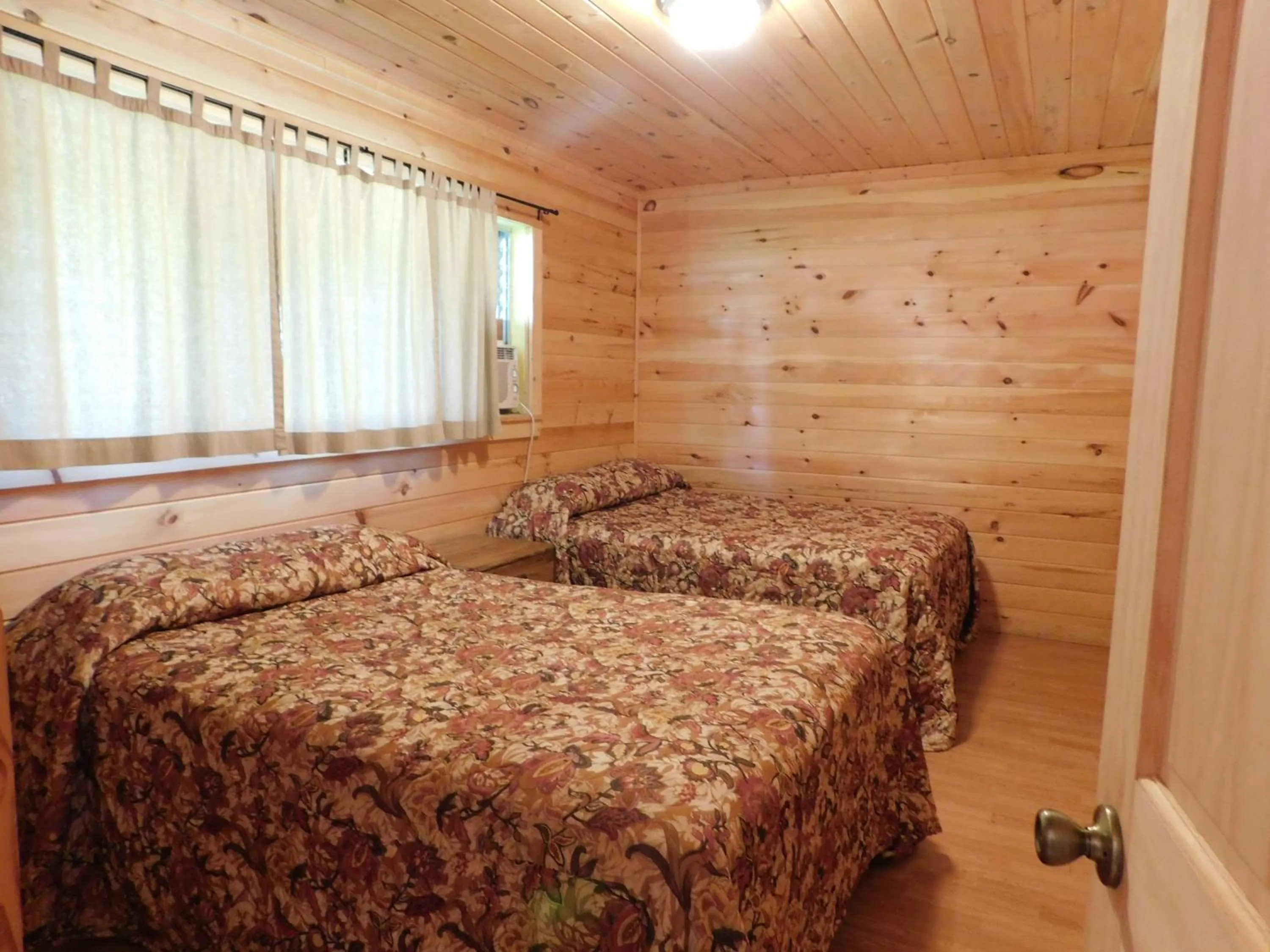 Bed in Olympian Resort Motel