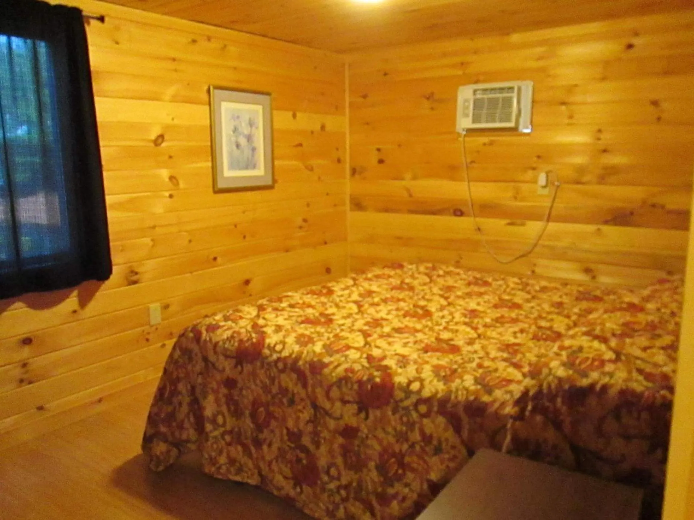 Bed in Olympian Resort Motel