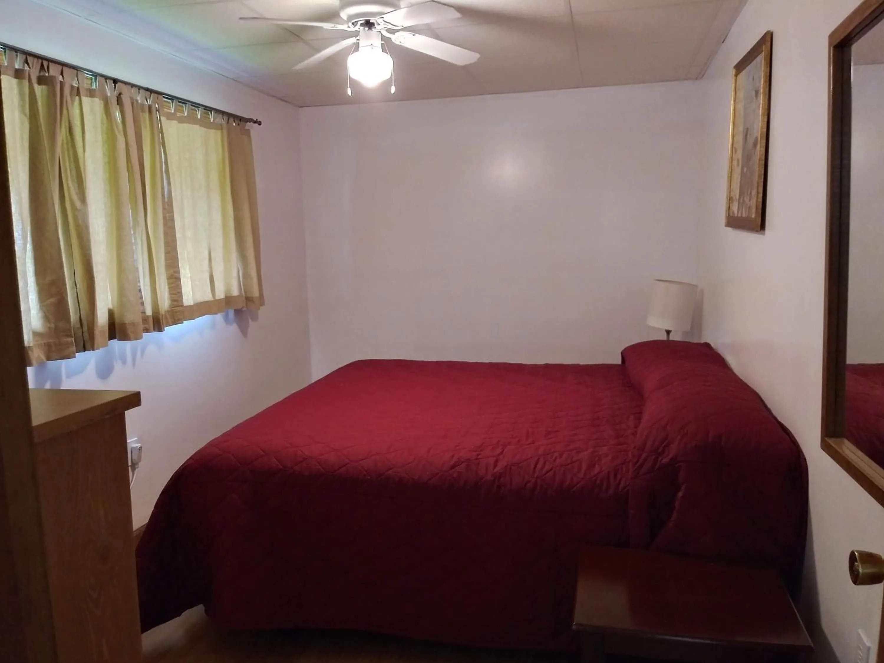 Bed in Olympian Resort Motel