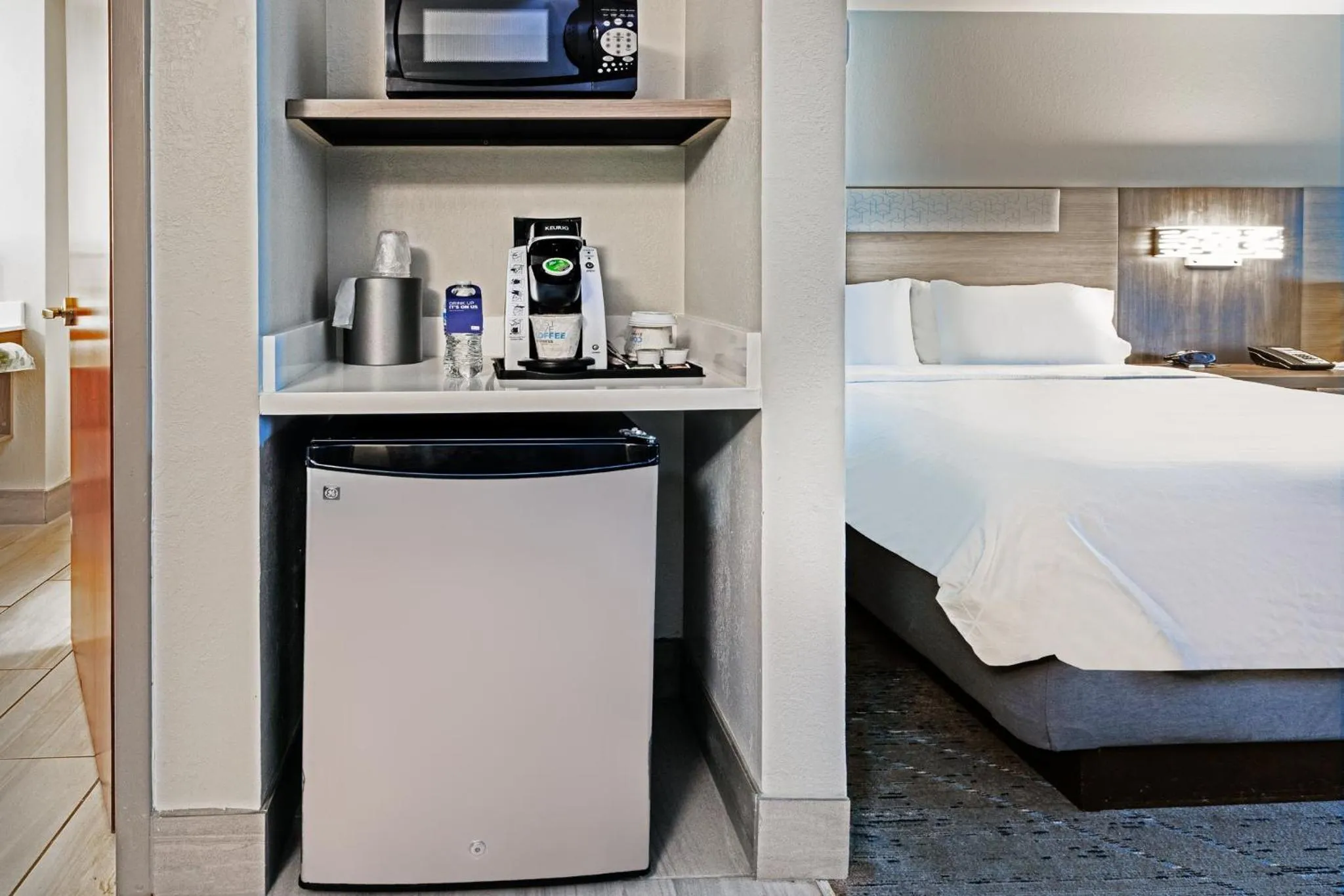 Photo of the whole room, Bed in Holiday Inn Express Harvey-Marrero by IHG