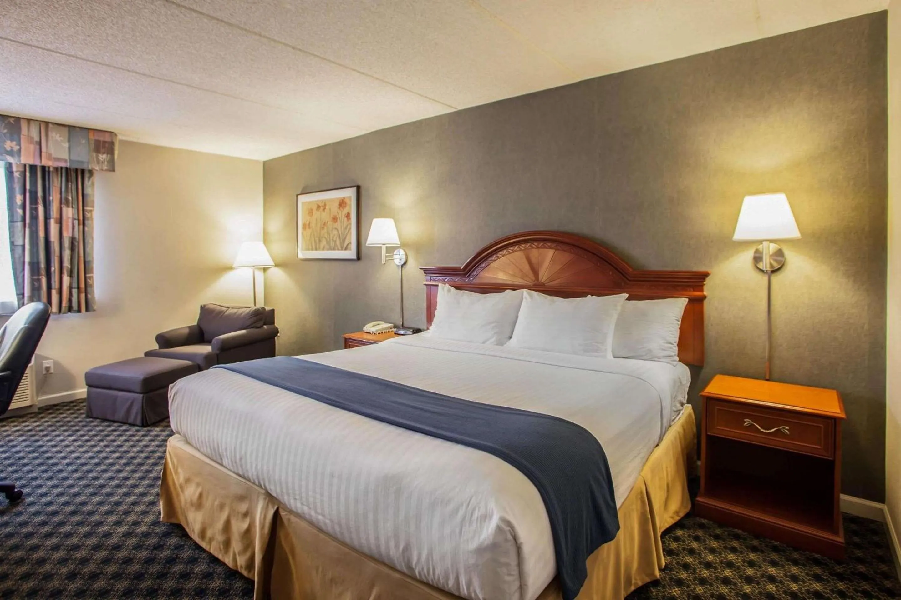 Photo of the whole room, Bed in Quality Inn & Suites St Charles -West Chicago