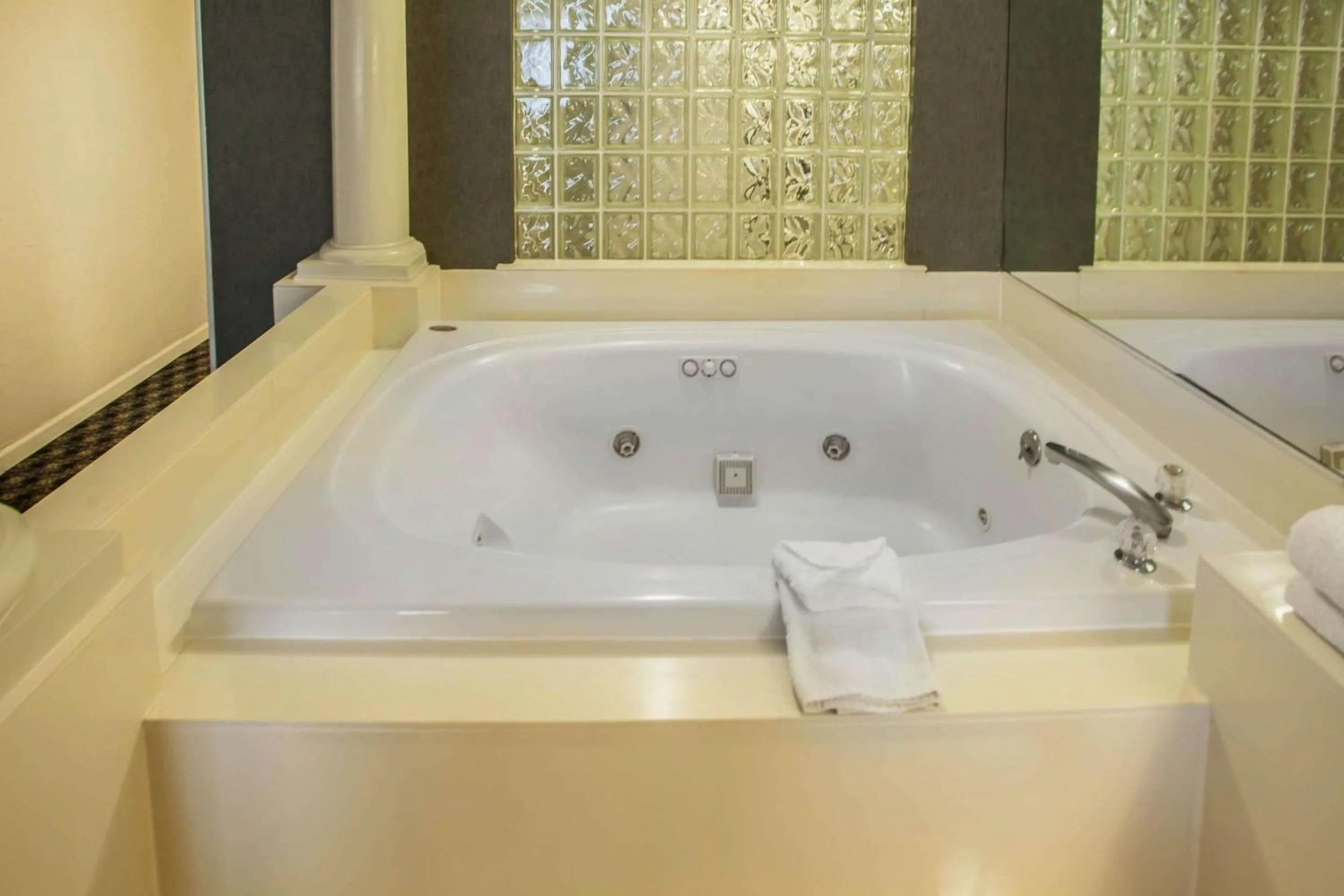 Photo of the whole room in Quality Inn & Suites St Charles -West Chicago