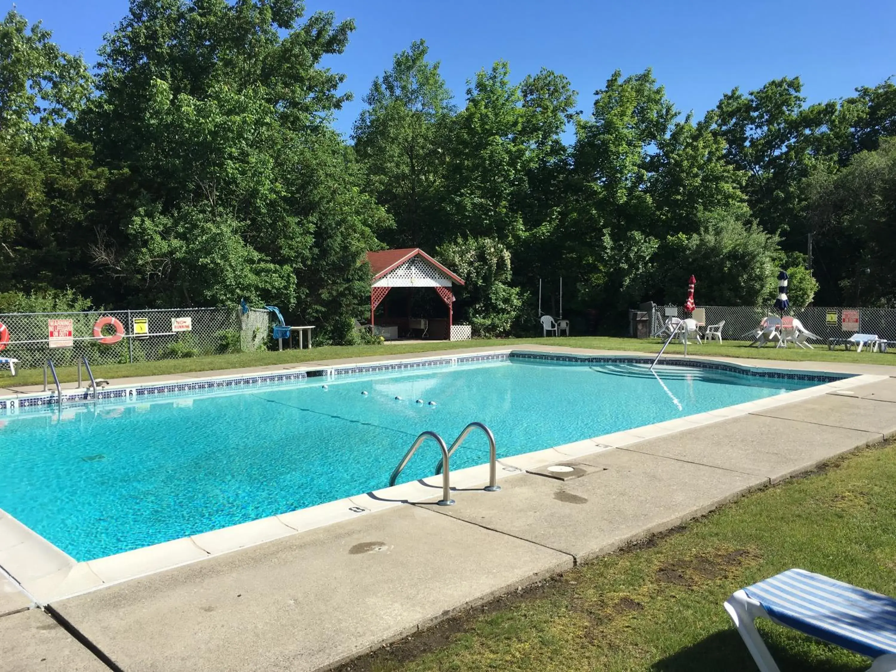 Swimming pool in Echo Valley Cottages Swimming pool in Echo Valley Cottages