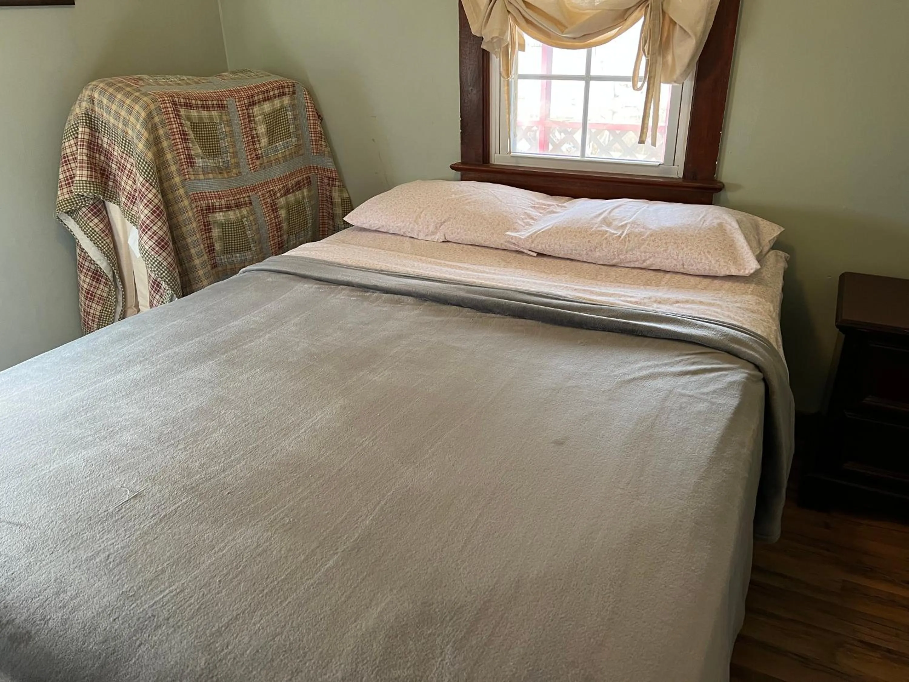 Bed in Echo Valley Cottages