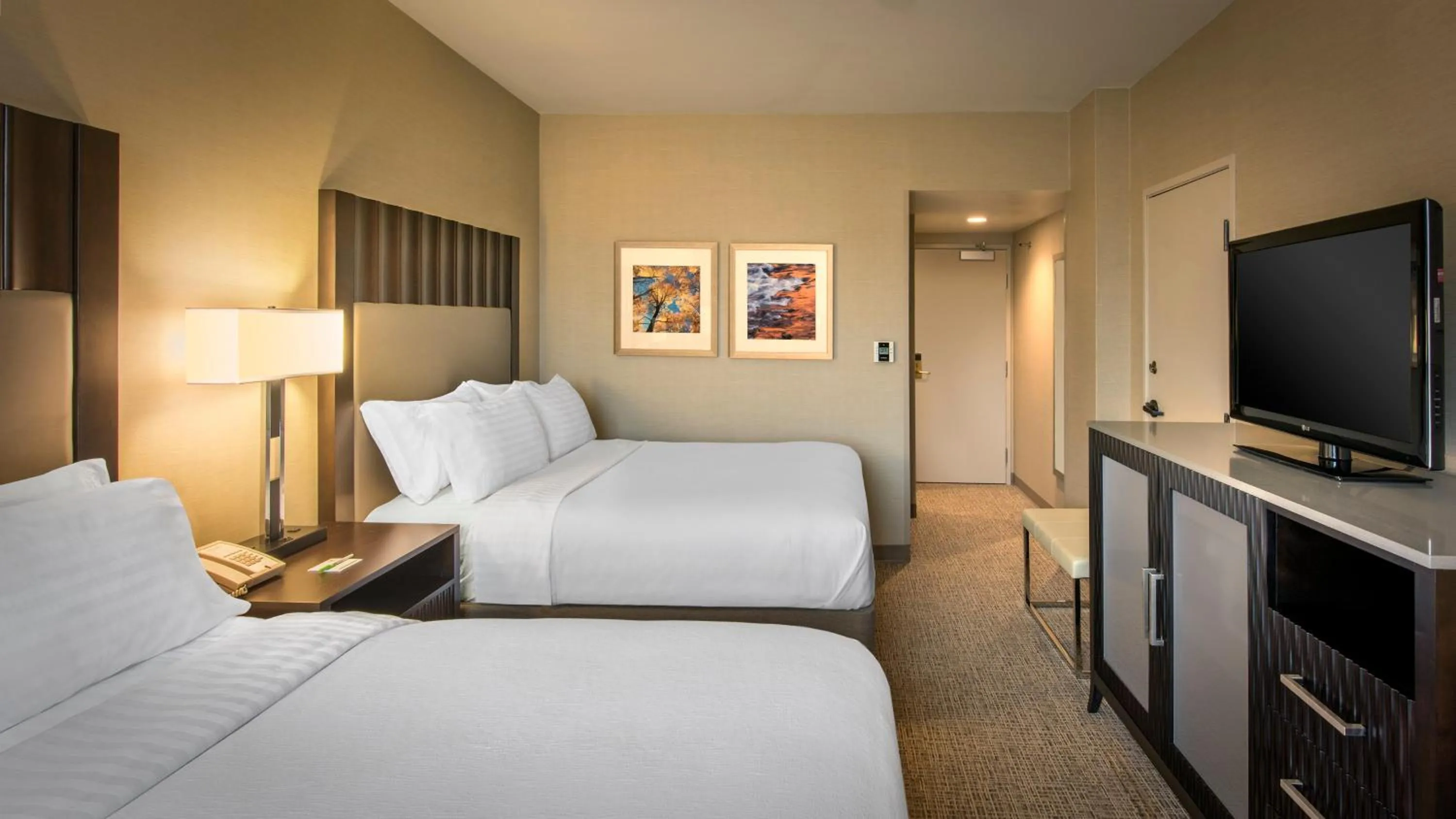 Photo of the whole room, Bed in Holiday Inn Denver Lakewood by IHG