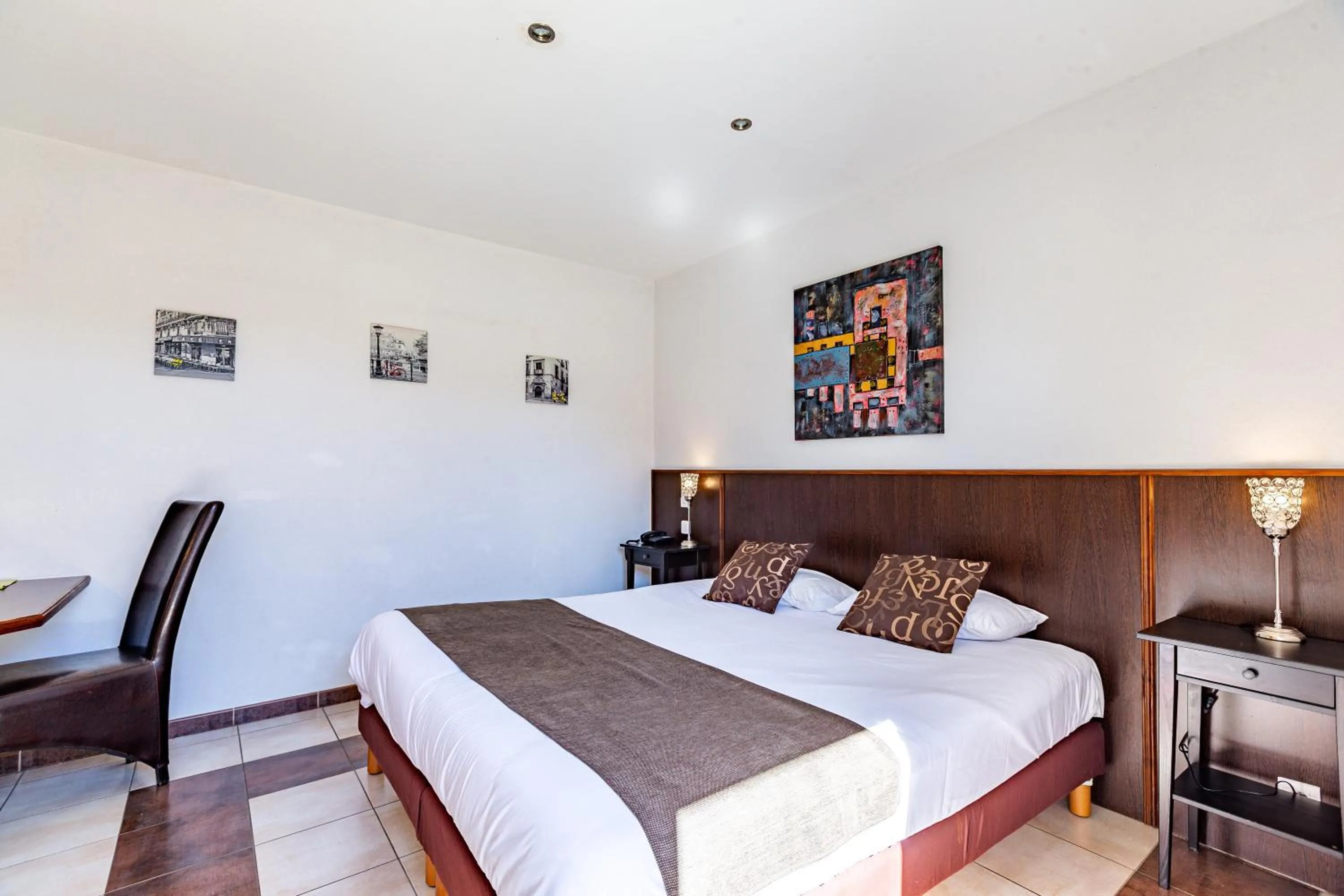 Bed in Logis Hôtel L'Oliveraie