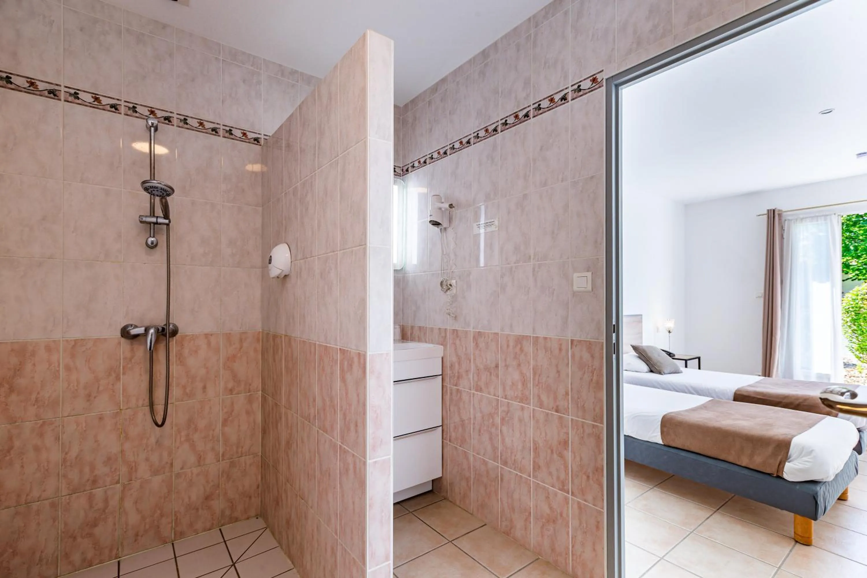 Bed in Logis Hôtel L'Oliveraie