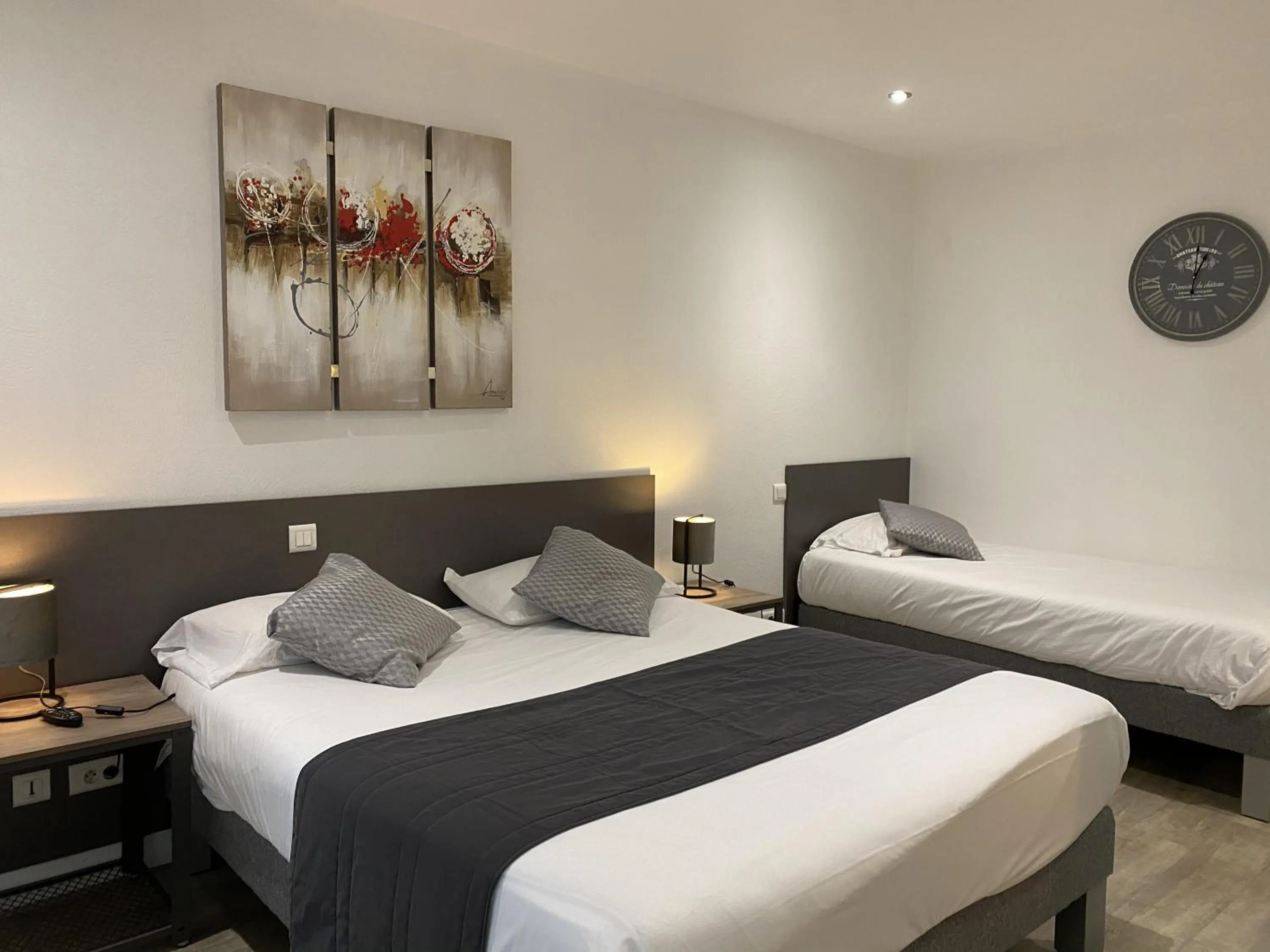 Bed in Logis Hôtel L'Oliveraie