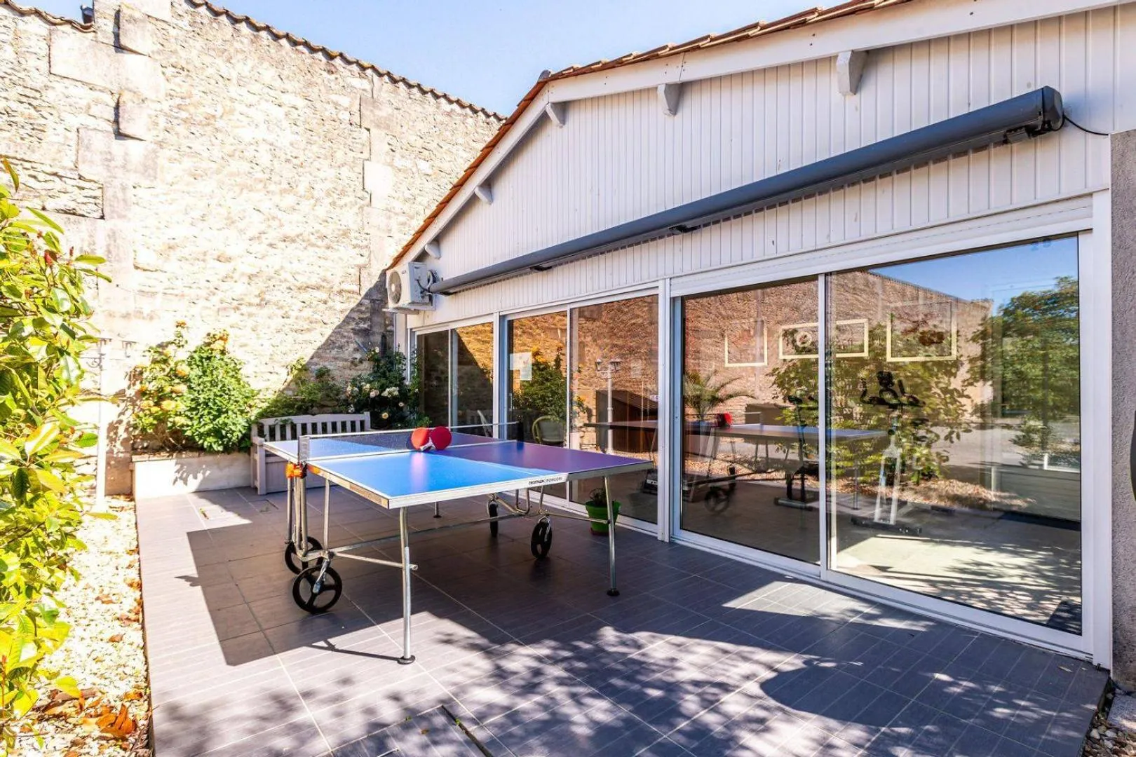 Table tennis in Logis Hôtel L'Oliveraie