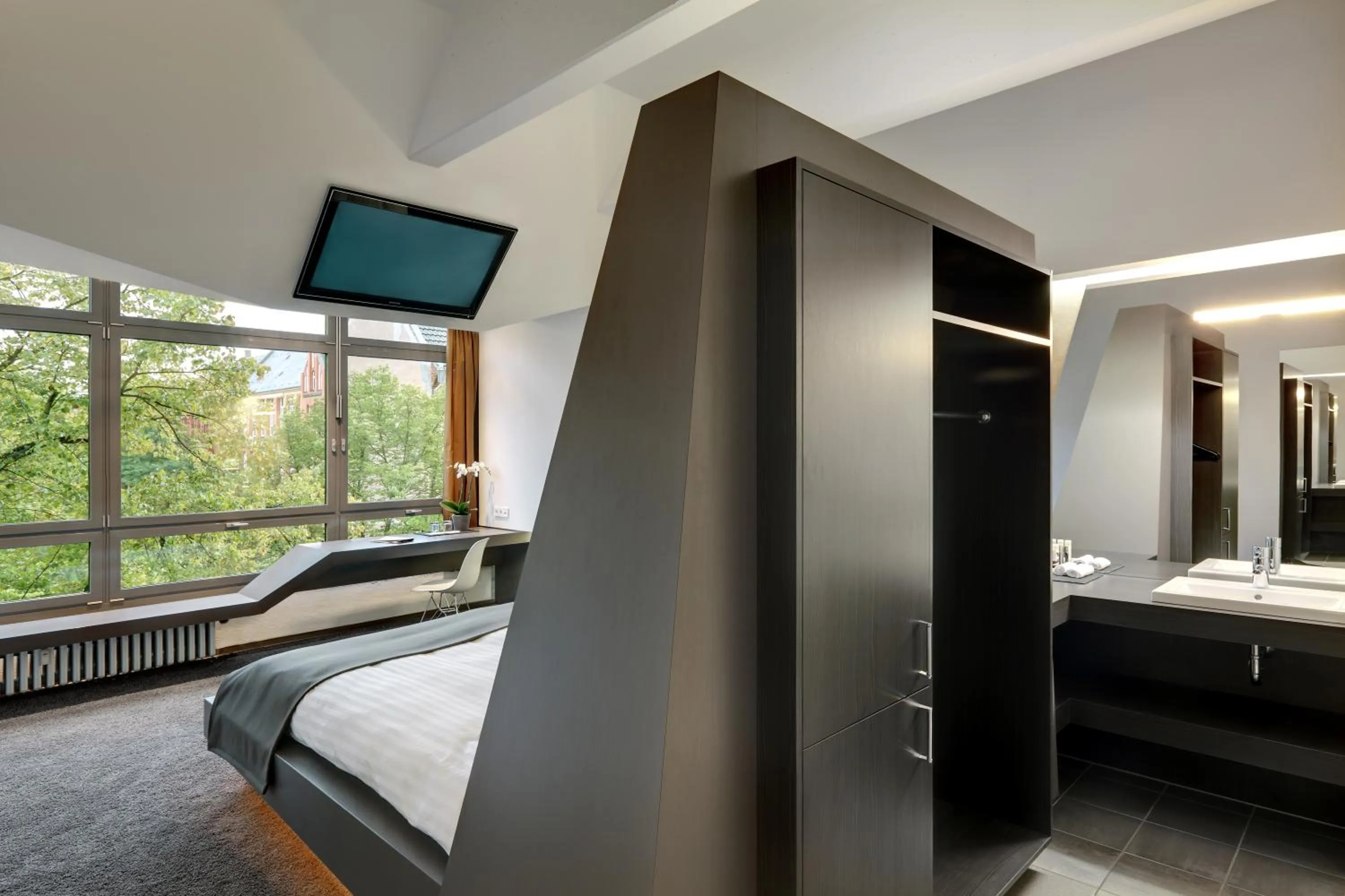 Bathroom, Bed in Aspria Berlin Ku'damm Sport & Spa