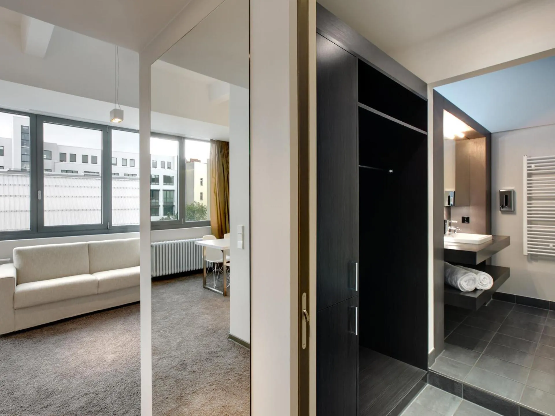 Bathroom, Bed in Aspria Berlin Ku'damm Sport & Spa