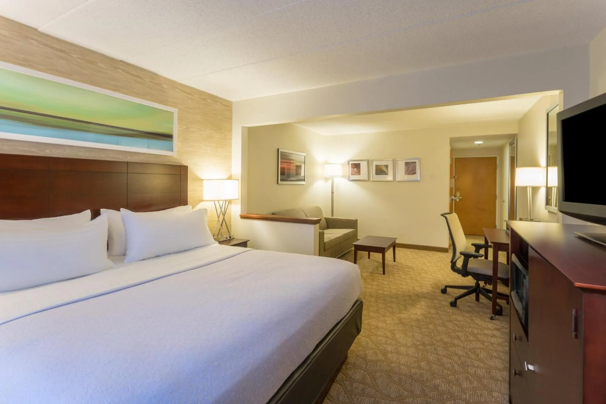 Photo of the whole room, Bed in Holiday Inn Baltimore BWI Airport by IHG