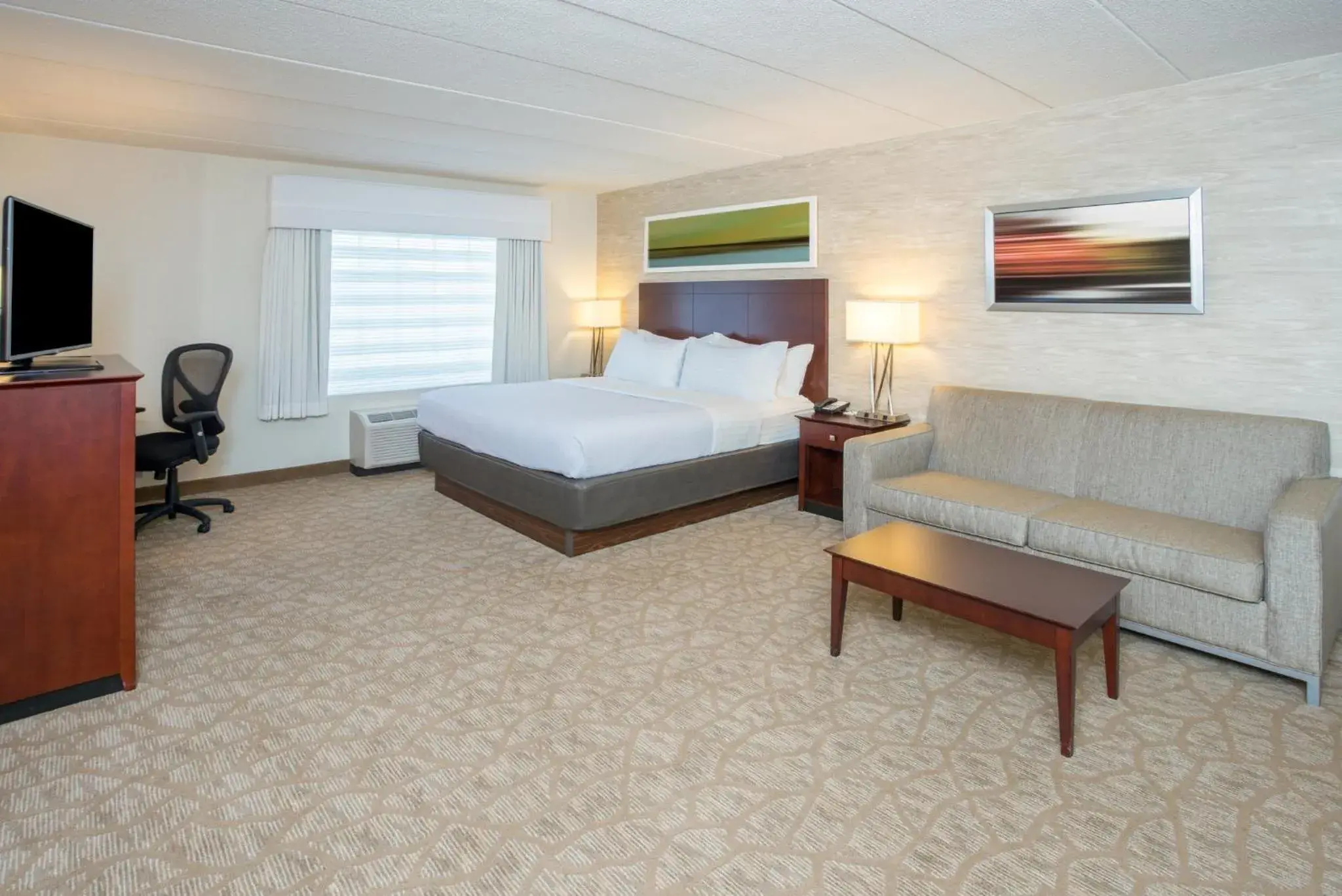 Photo of the whole room, Bed in Holiday Inn Baltimore BWI Airport by IHG Photo of the whole room, Bed in Holiday Inn Baltimore BWI Airport by IHG
