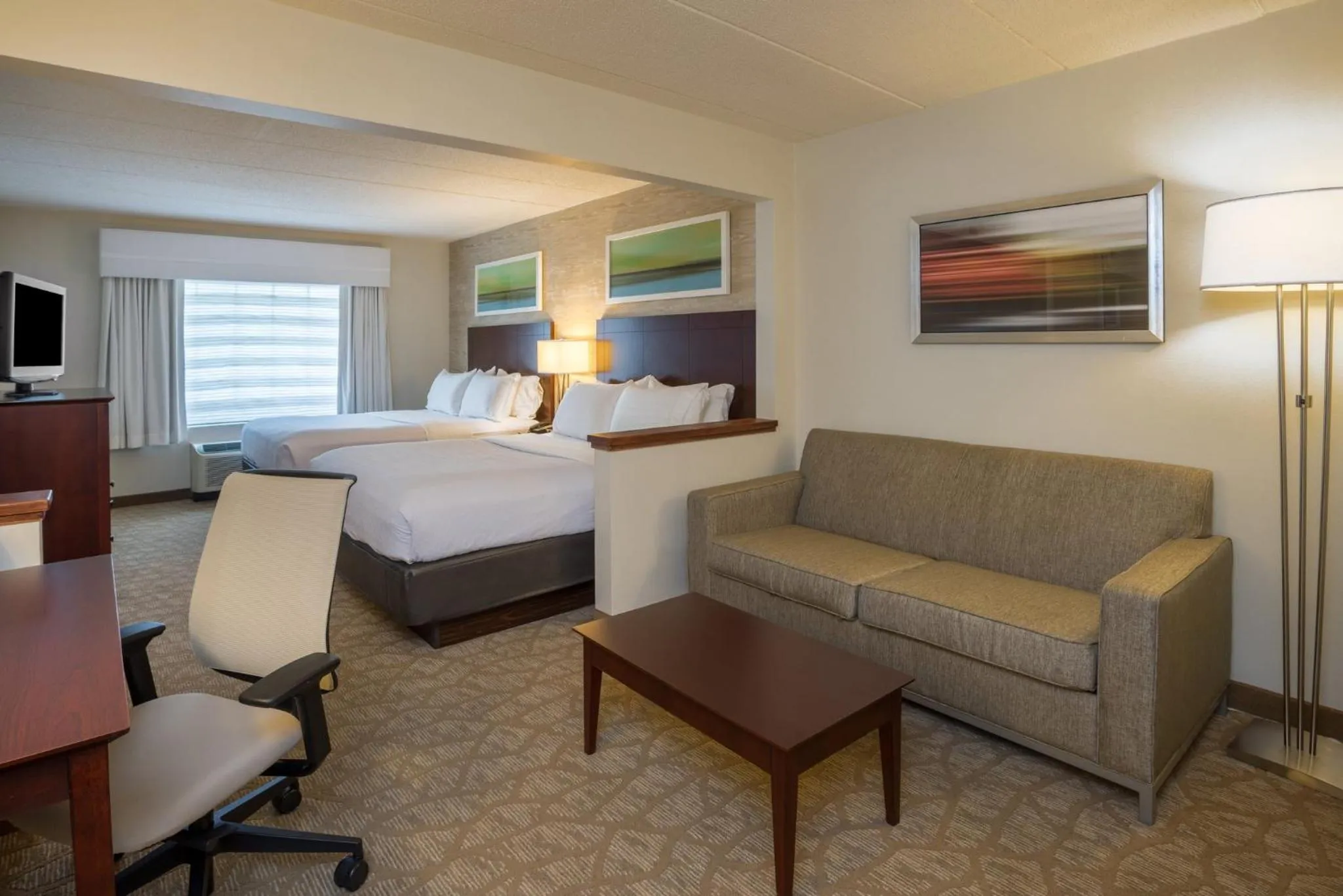 Photo of the whole room, Bed in Holiday Inn Baltimore BWI Airport by IHG