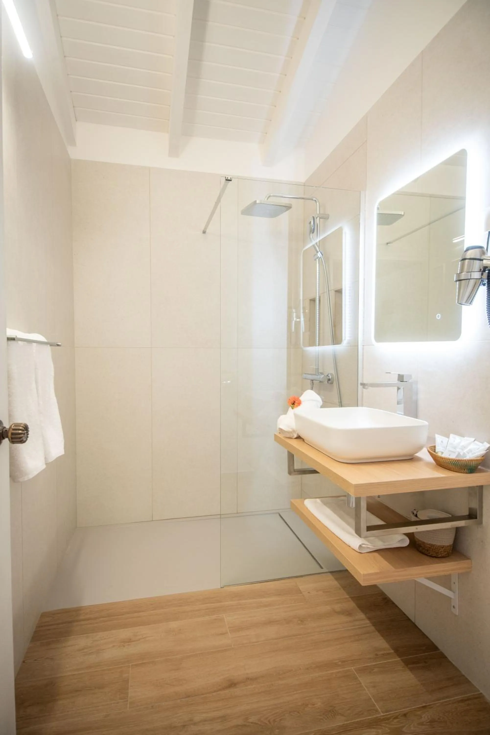 Shower in Le Relais du Moulin - Hôtel de Charme & Spa Adult Only