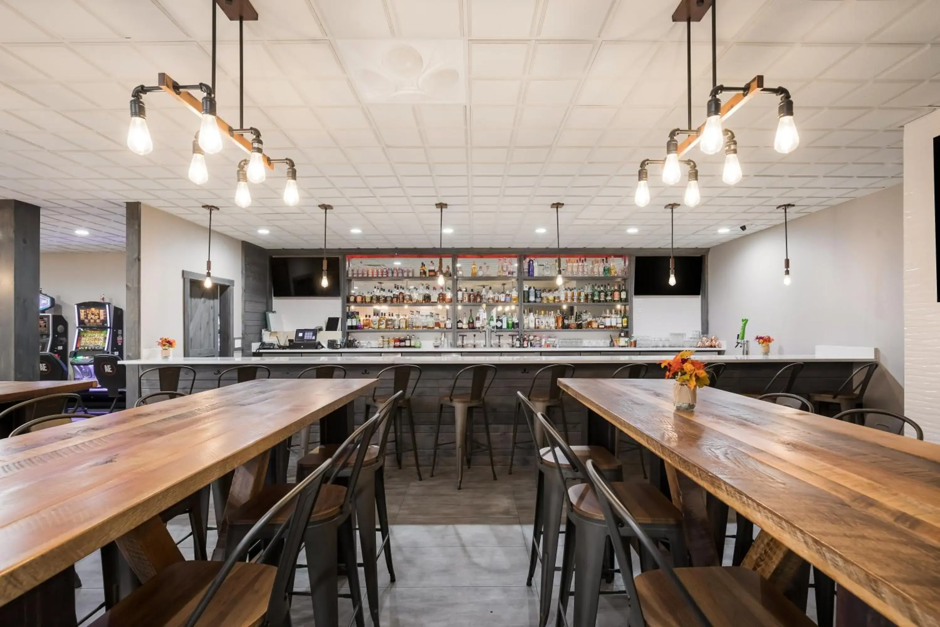 Lounge or bar in Clarion Hotel & Convention Center Joliet Lounge or bar in Clarion Hotel & Convention Center Joliet