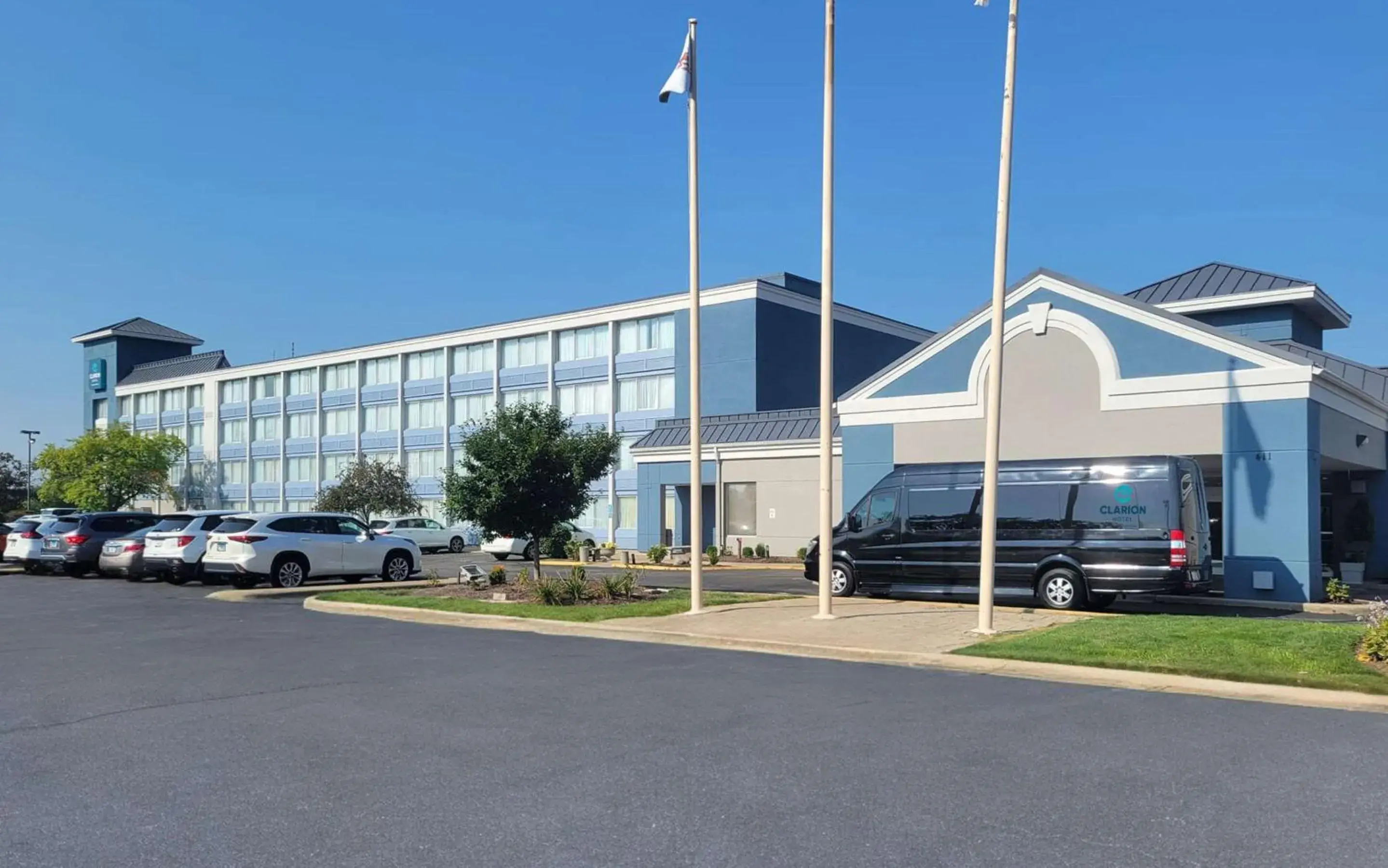 Property building in Clarion Hotel & Convention Center Joliet Property building in Clarion Hotel & Convention Center Joliet