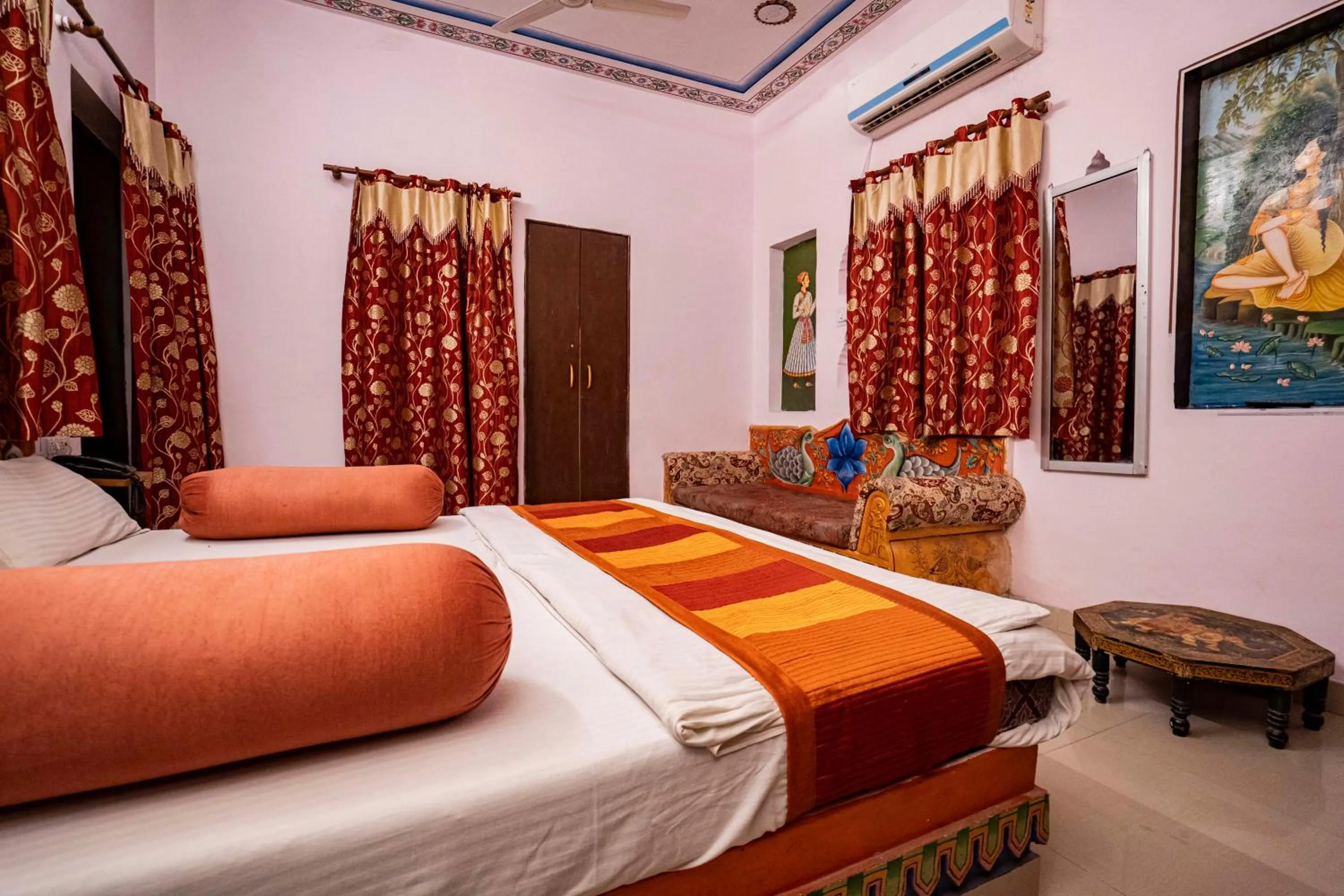 Bed in Swad Ri Dhani, Ajmer