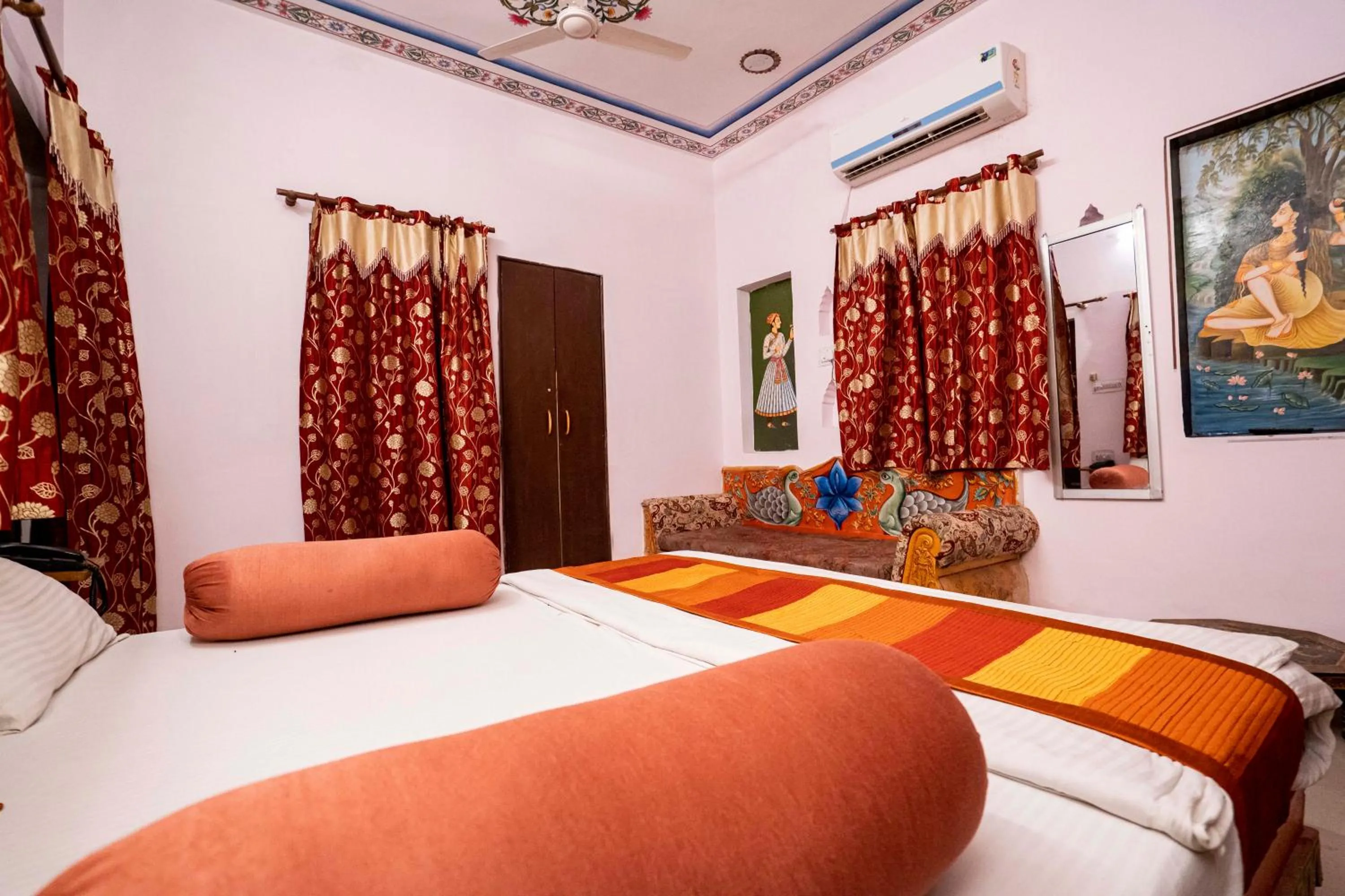 Bed in Swad Ri Dhani, Ajmer