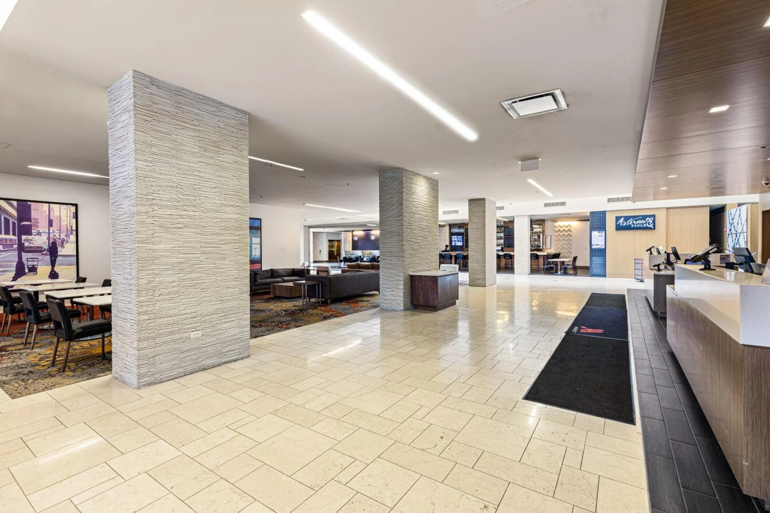 Lobby or reception in Chicago Marriott Naperville
