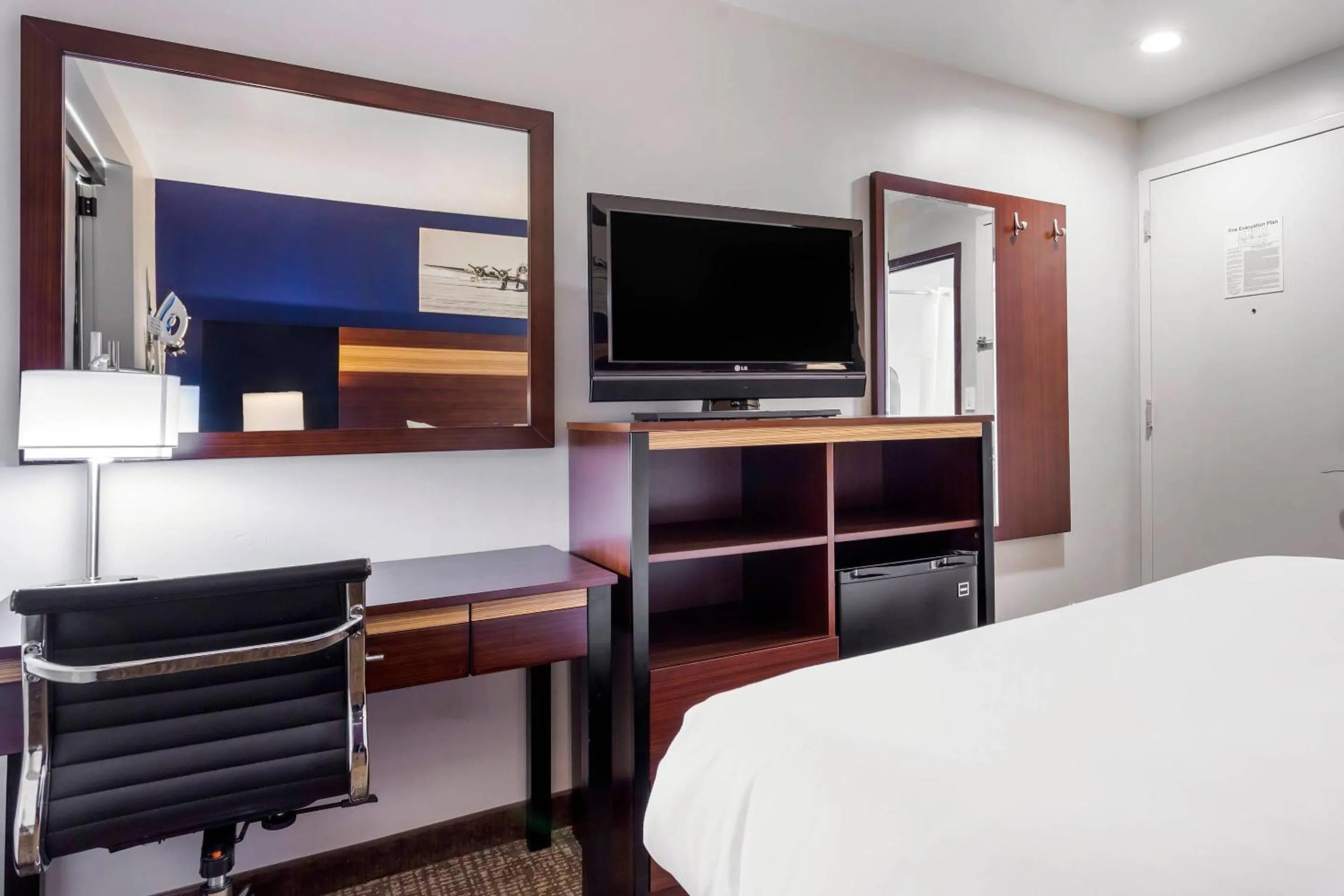 Bedroom, Bed in Avion Inn Near LGA Airport, an Ascend Collection Hotel