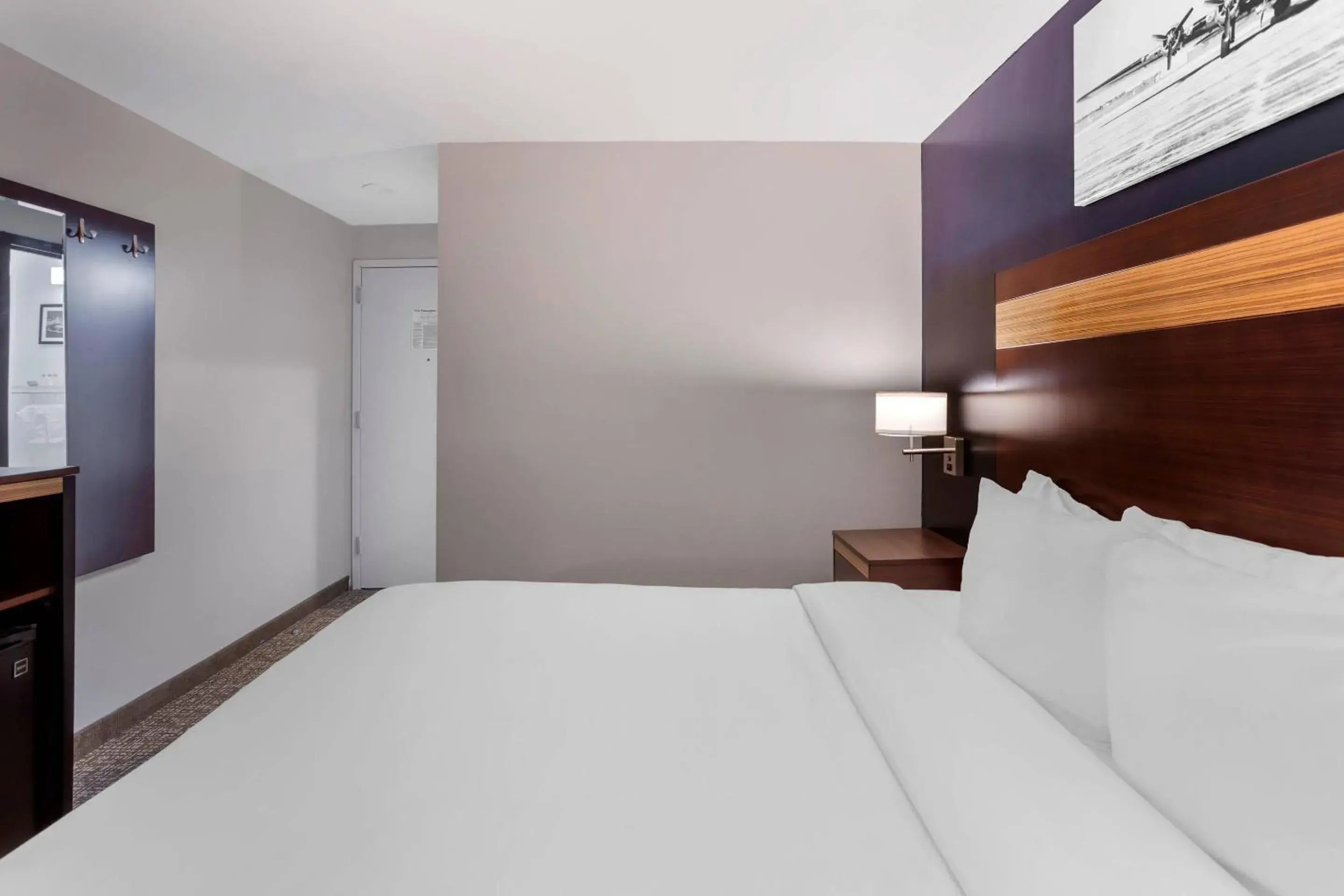 Bedroom, Bed in Avion Inn Near LGA Airport, an Ascend Collection Hotel Bedroom, Bed in Avion Inn Near LGA Airport, an Ascend Collection Hotel