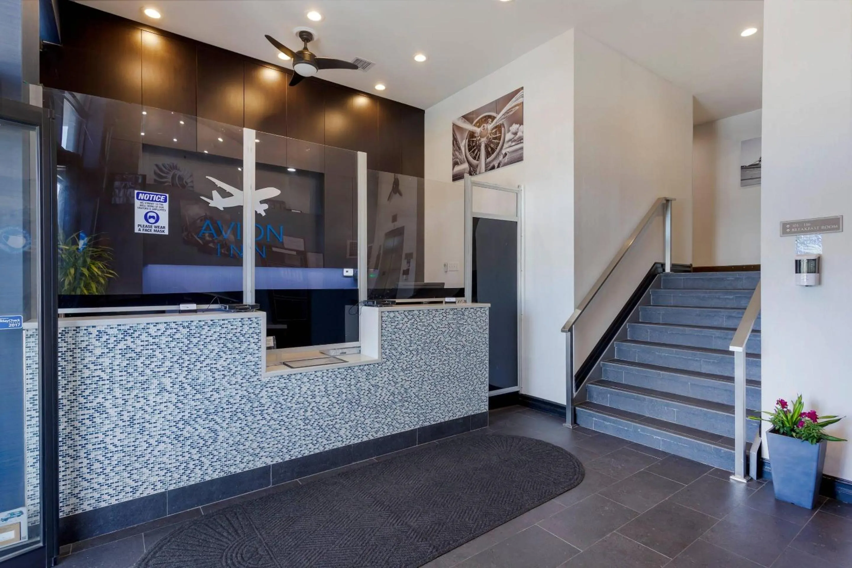 Lobby or reception in Avion Inn Near LGA Airport, an Ascend Collection Hotel