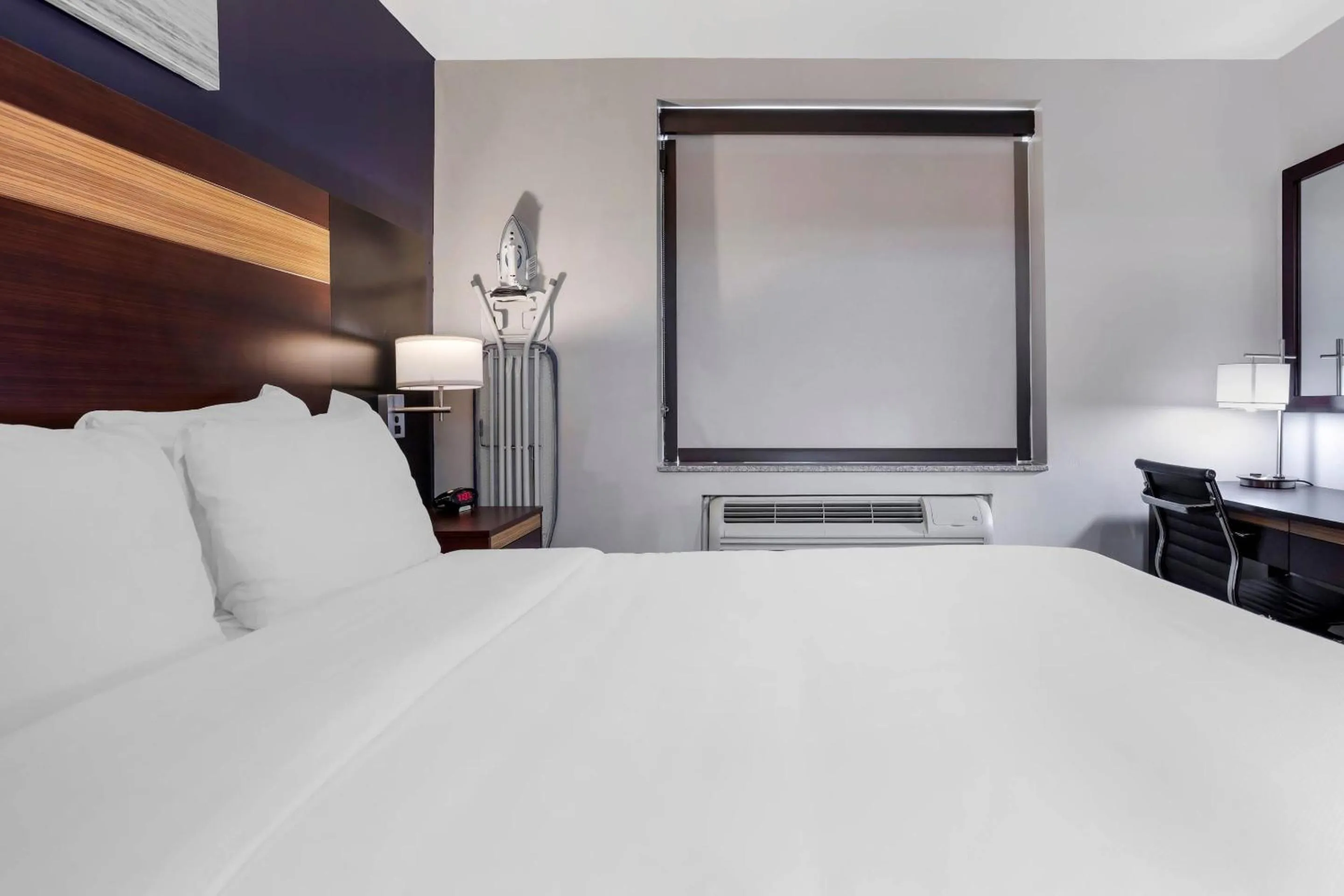 Bedroom, Bed in Avion Inn Near LGA Airport, an Ascend Collection Hotel