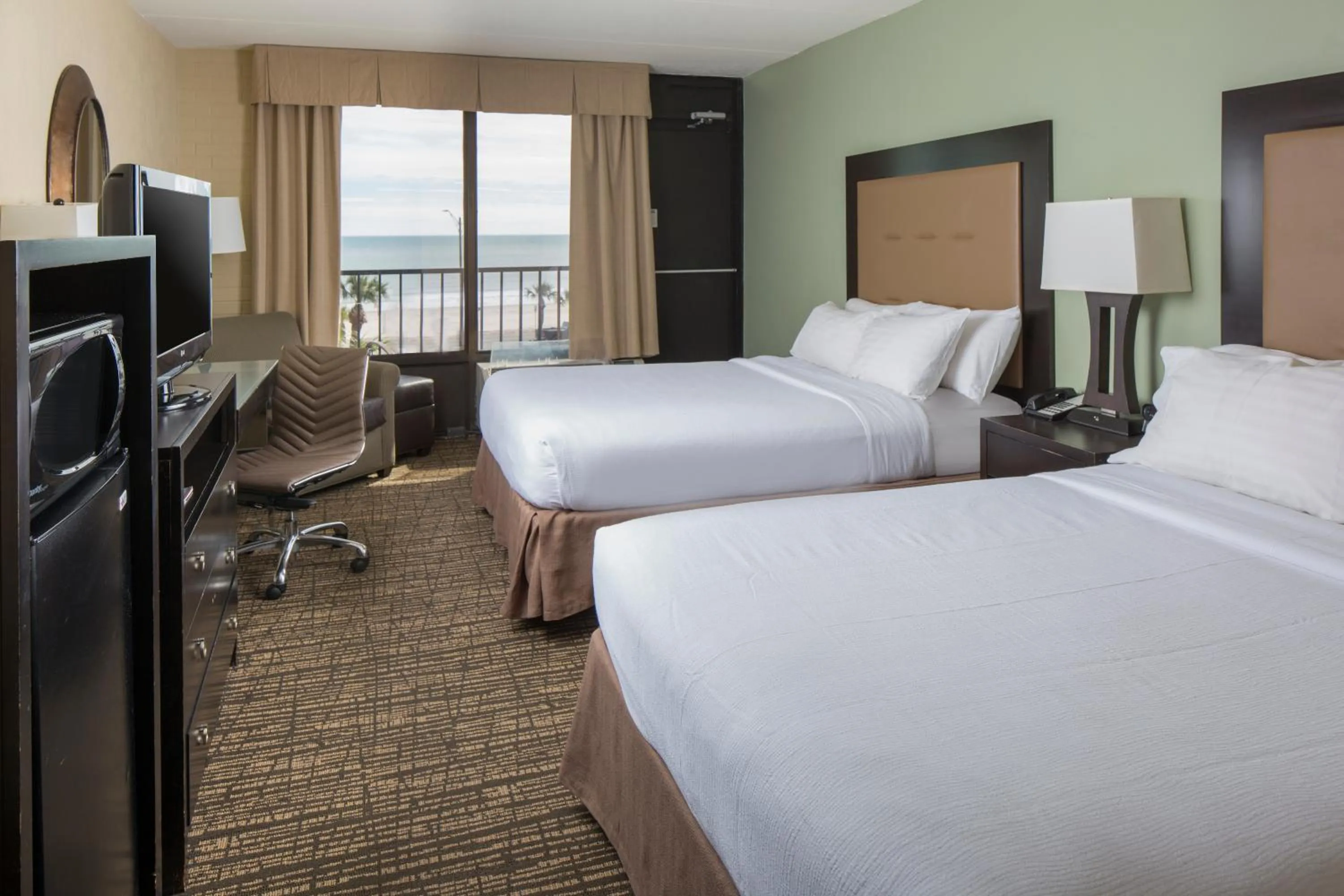 Bedroom, Bed in Holiday Inn Resort Galveston - On The Beach by IHG