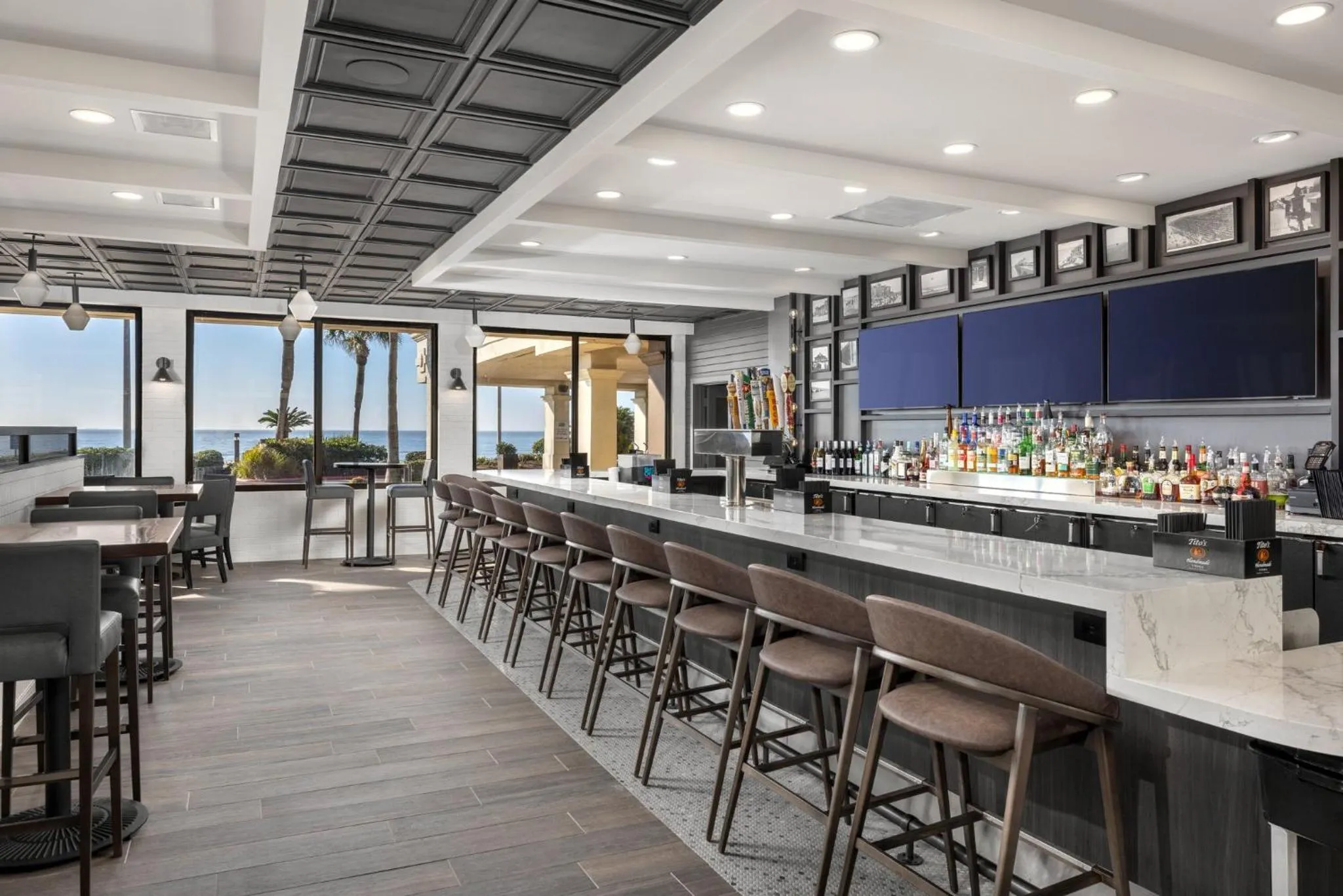 Lounge or bar in Holiday Inn Resort Galveston - On The Beach by IHG