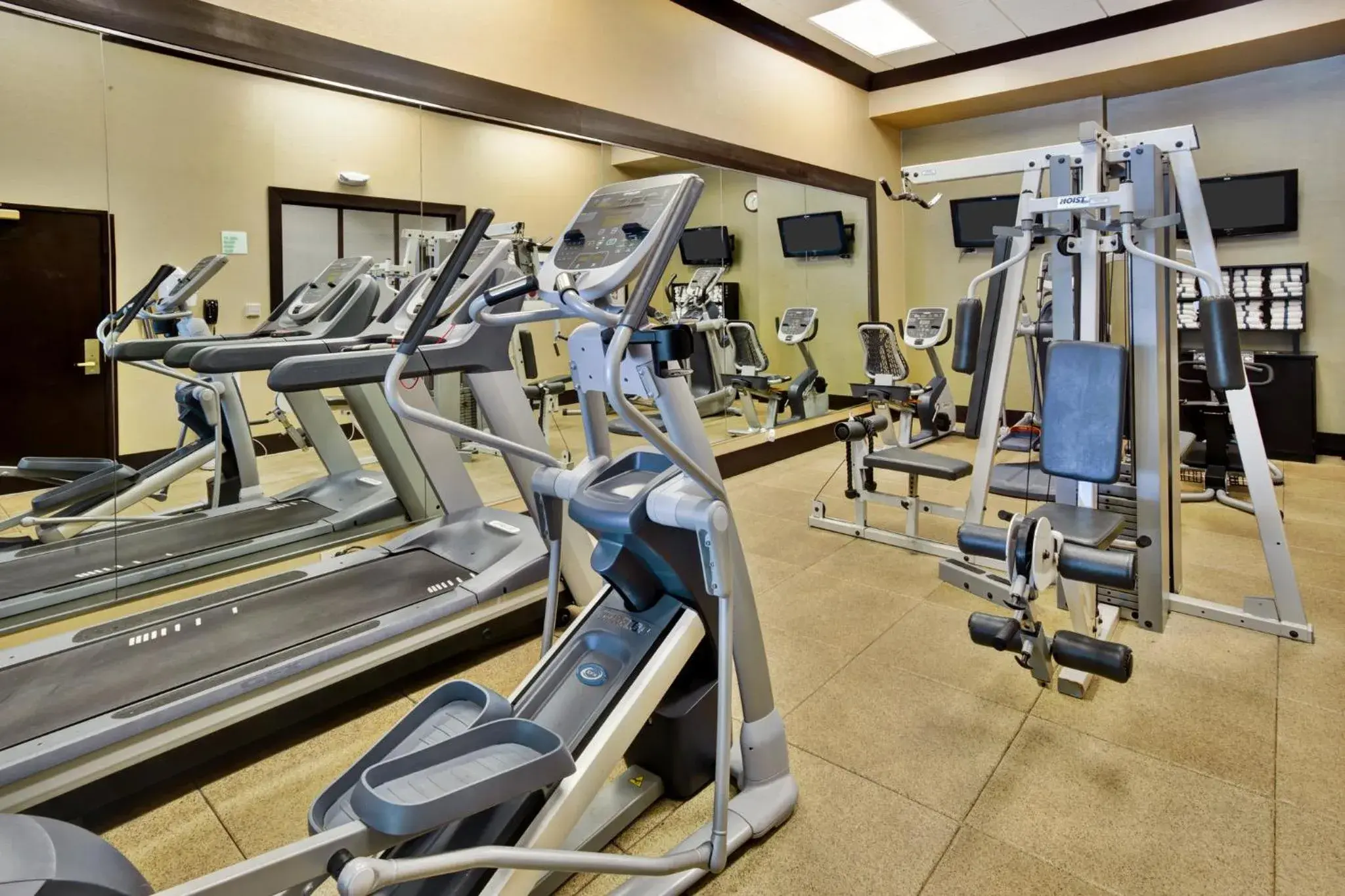 Fitness centre/facilities in Holiday Inn Hotel & Suites Chicago Northwest - Elgin by IHG Fitness centre/facilities in Holiday Inn Hotel & Suites Chicago Northwest - Elgin by IHG