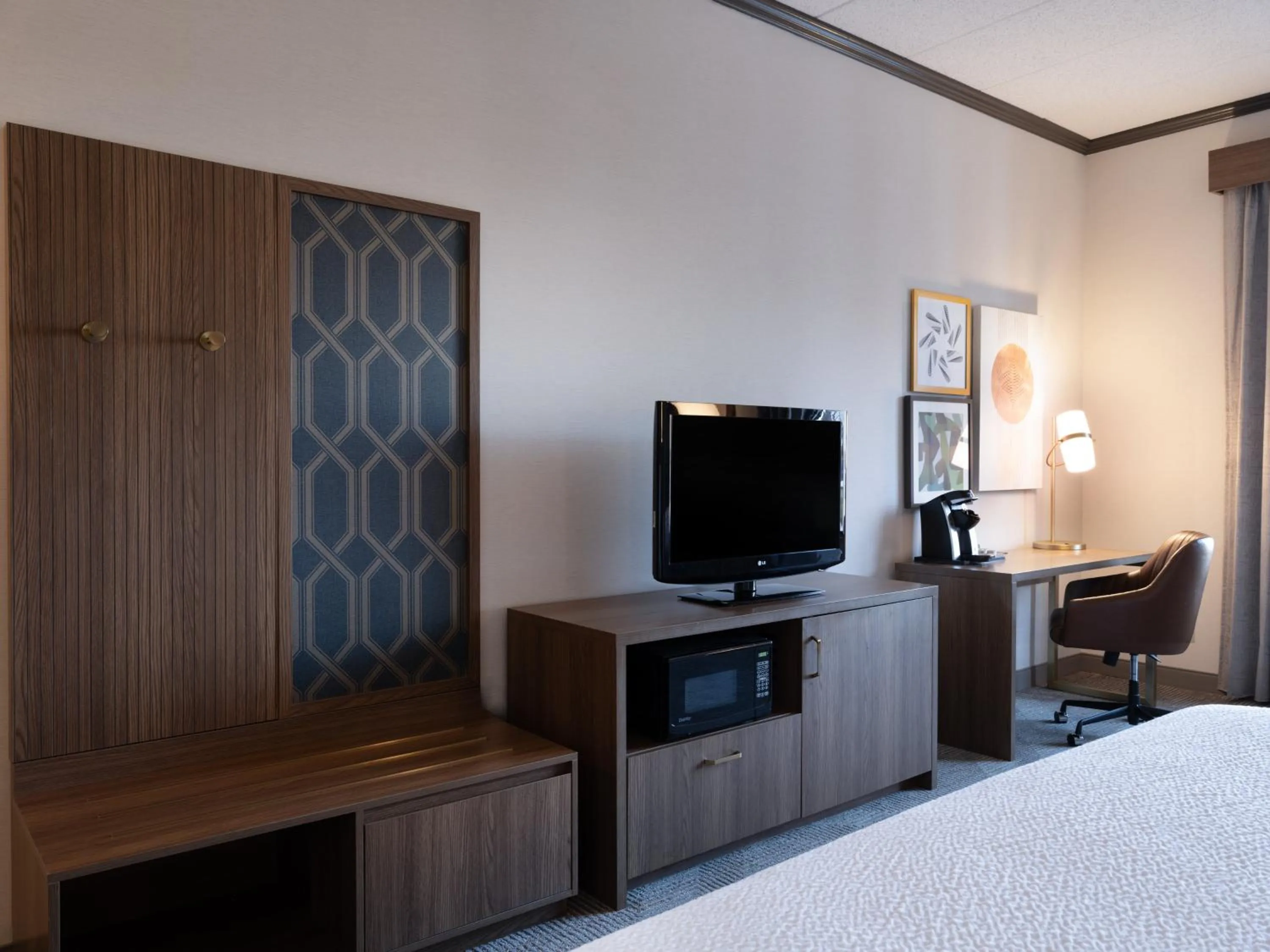 Photo of the whole room, Bed in Holiday Inn Hotel & Suites Chicago Northwest - Elgin by IHG