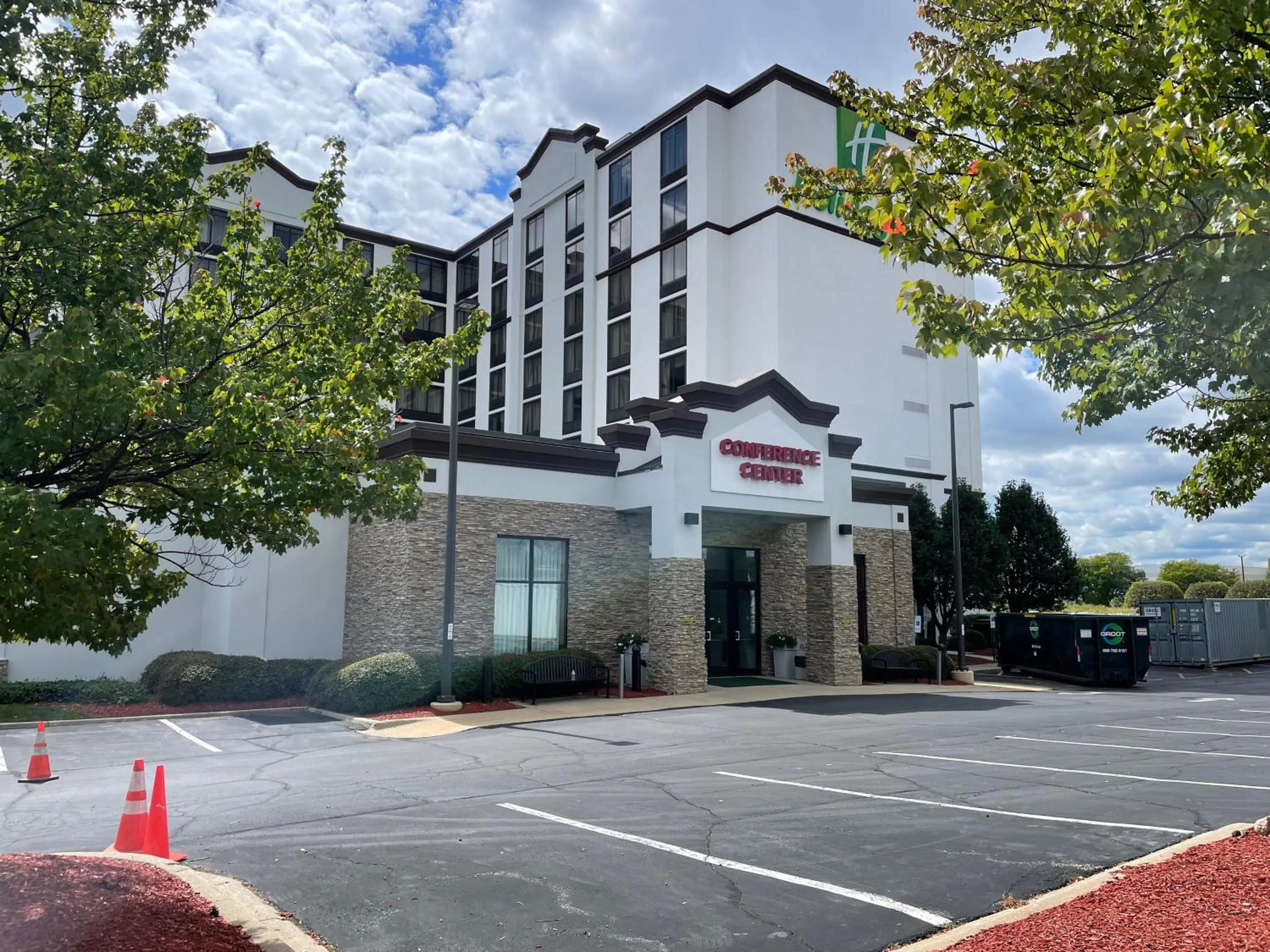 Parking in Holiday Inn Hotel & Suites Chicago Northwest - Elgin by IHG