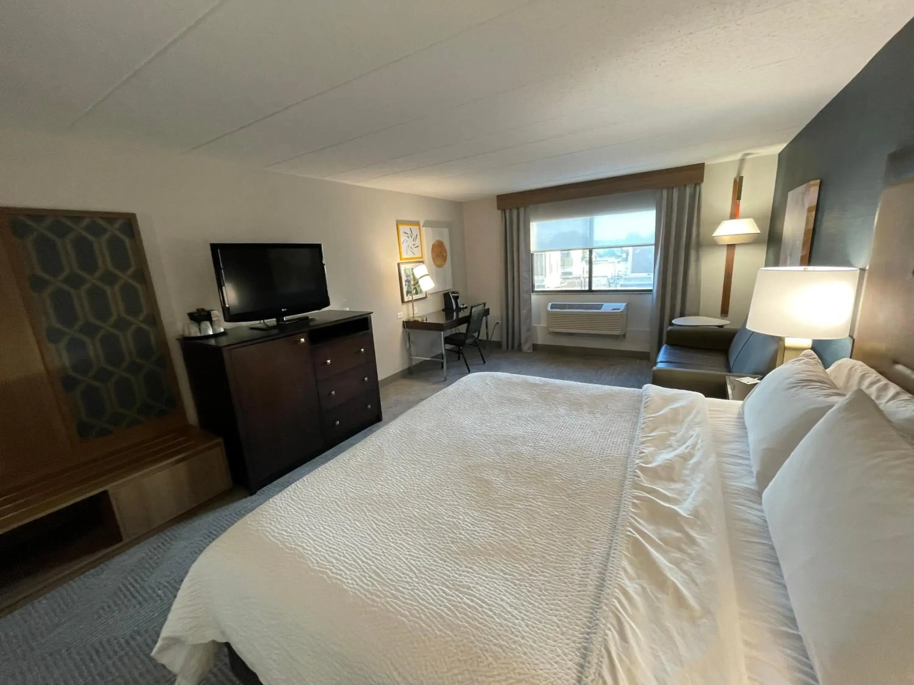 Bedroom, Bed in Holiday Inn Hotel & Suites Chicago Northwest - Elgin by IHG Bedroom, Bed in Holiday Inn Hotel & Suites Chicago Northwest - Elgin by IHG