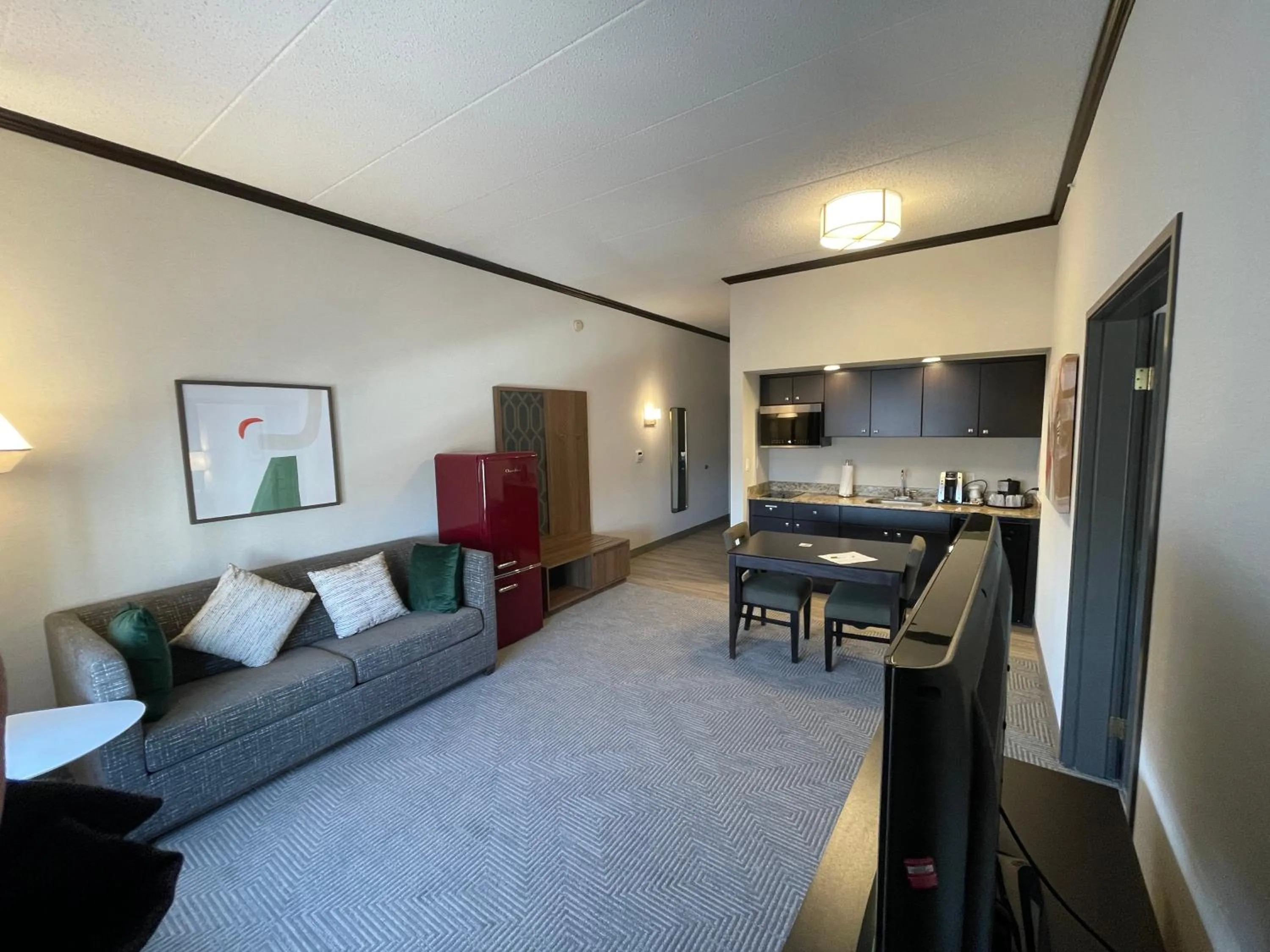 Kitchen or kitchenette in Holiday Inn Hotel & Suites Chicago Northwest - Elgin by IHG