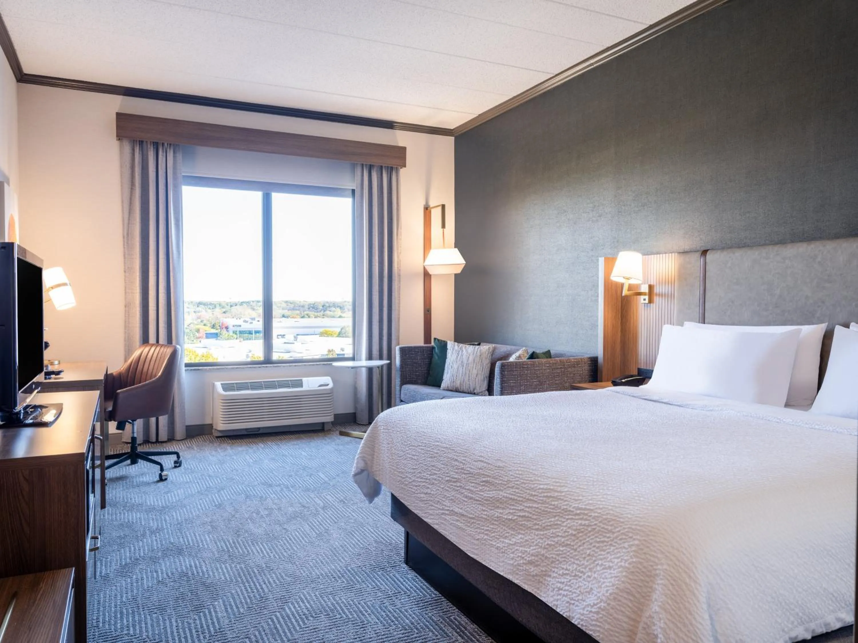 Photo of the whole room, Bed in Holiday Inn Hotel & Suites Chicago Northwest - Elgin by IHG