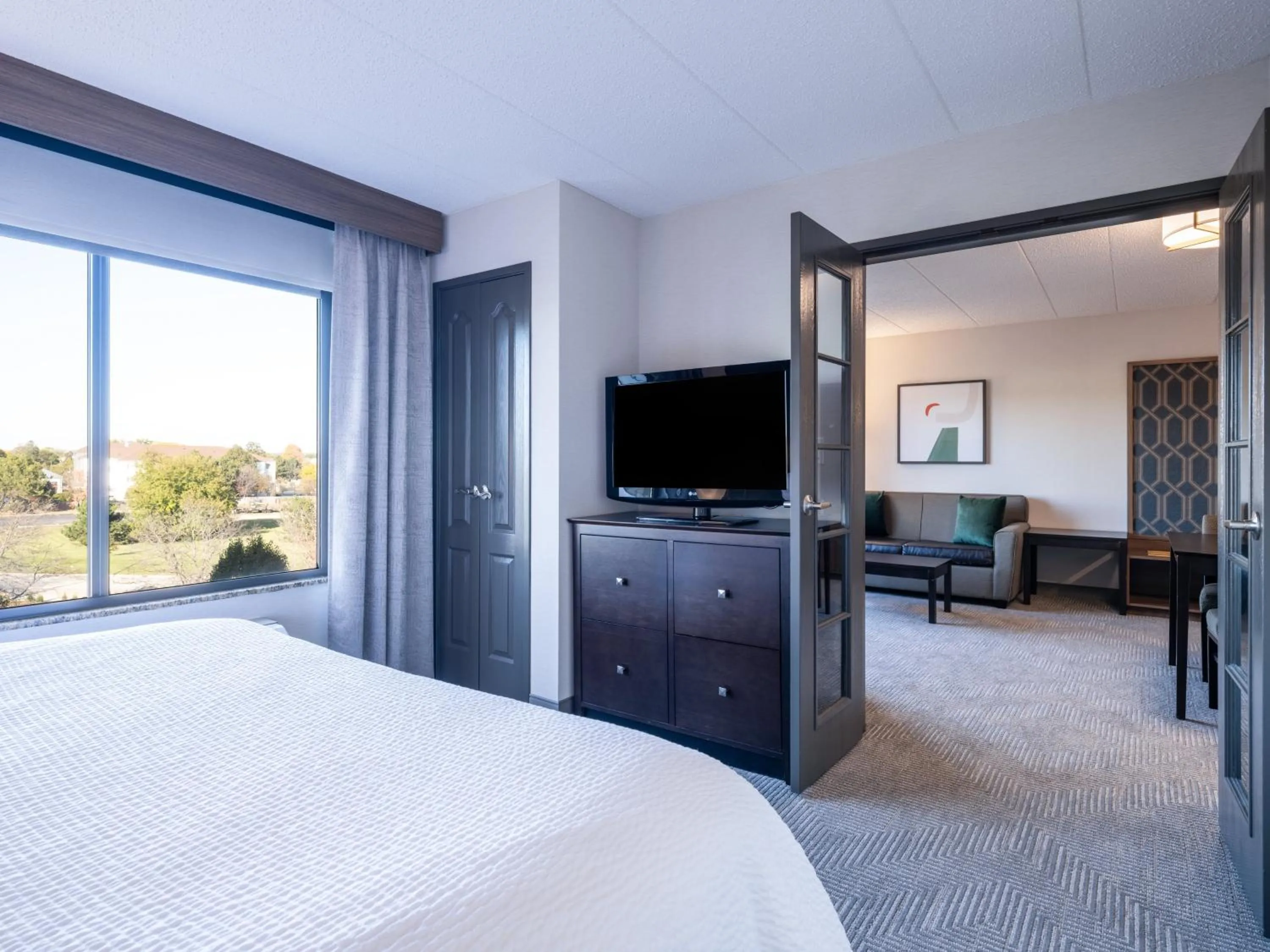 Photo of the whole room, Bed in Holiday Inn Hotel & Suites Chicago Northwest - Elgin by IHG