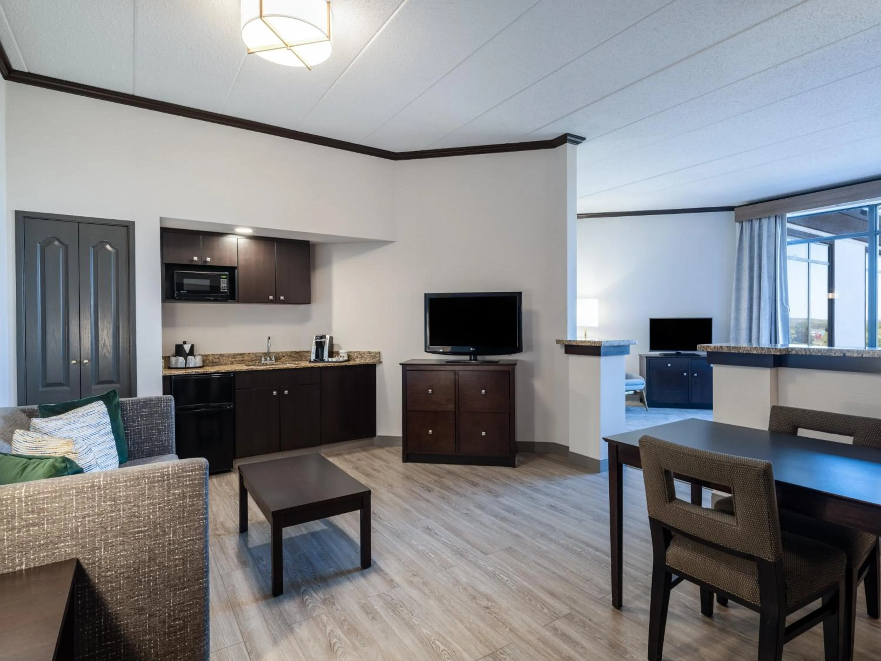 Photo of the whole room in Holiday Inn Hotel & Suites Chicago Northwest - Elgin by IHG