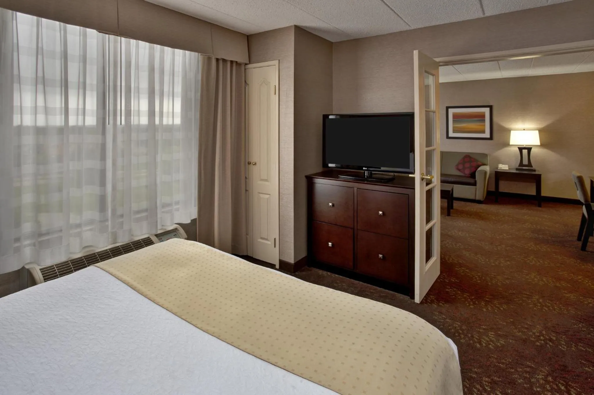 Photo of the whole room, Bed in Holiday Inn Hotel & Suites Chicago Northwest - Elgin by IHG