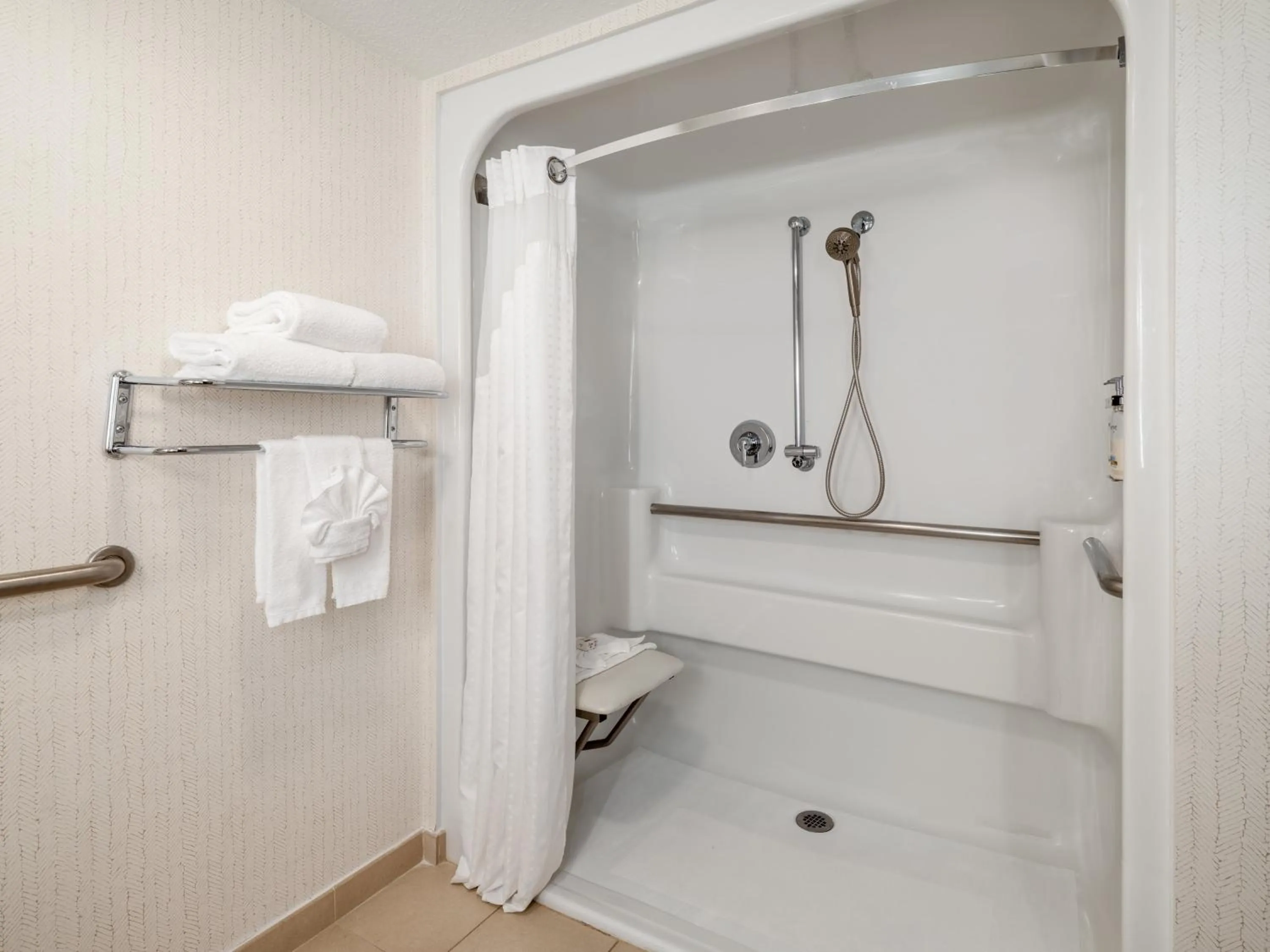 Photo of the whole room in Holiday Inn Hotel & Suites Chicago Northwest - Elgin by IHG