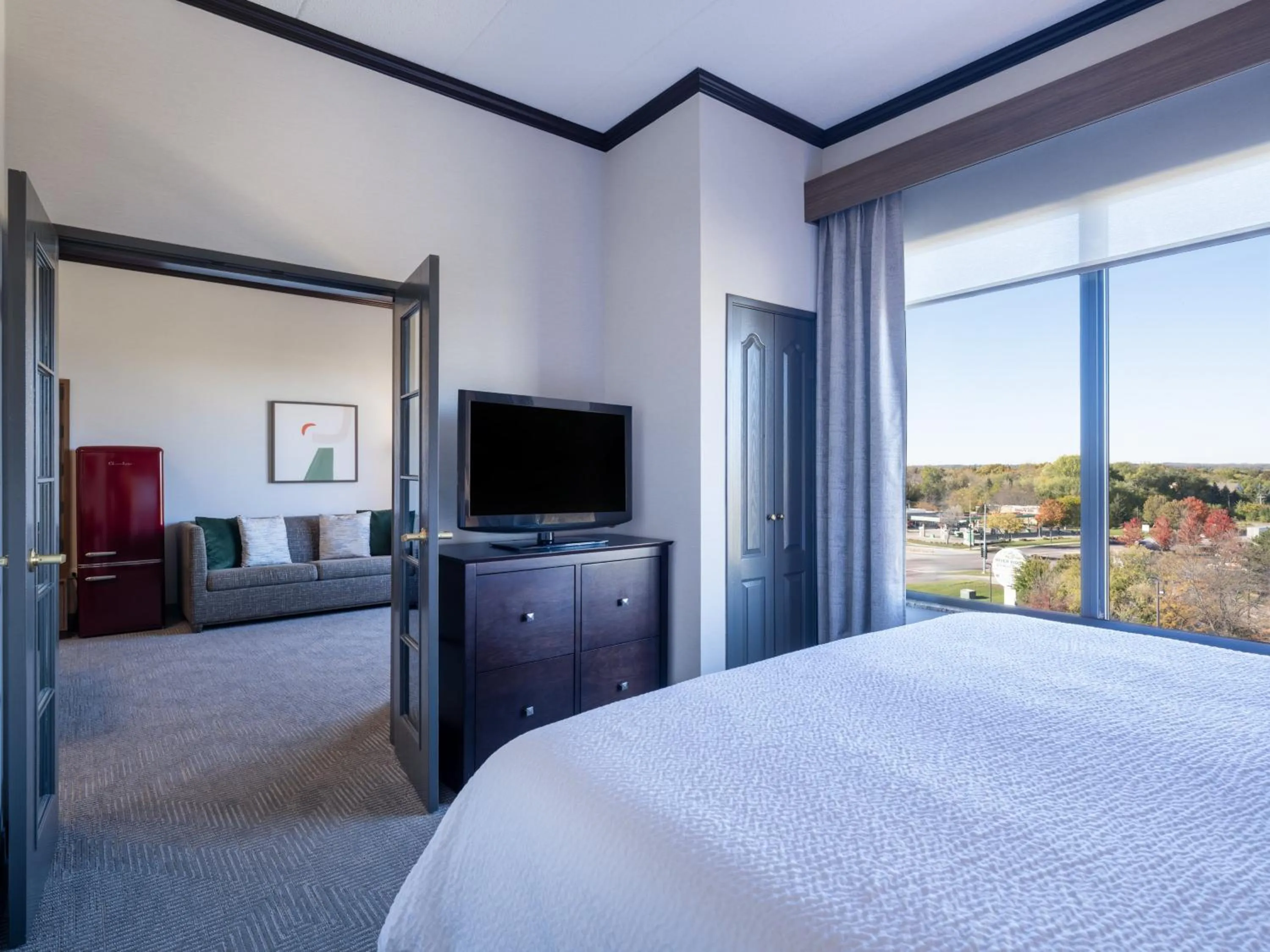 Photo of the whole room, Bed in Holiday Inn Hotel & Suites Chicago Northwest - Elgin by IHG