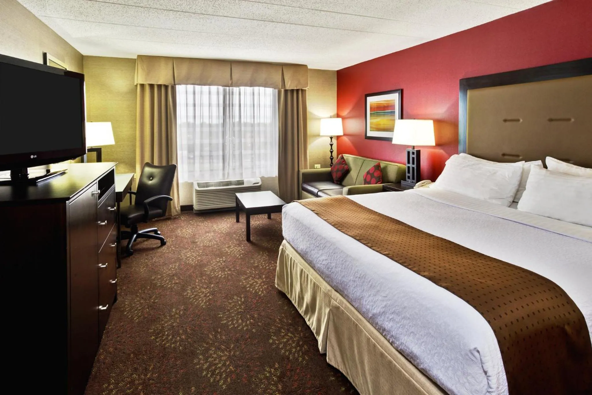 Photo of the whole room, Bed in Holiday Inn Hotel & Suites Chicago Northwest - Elgin by IHG