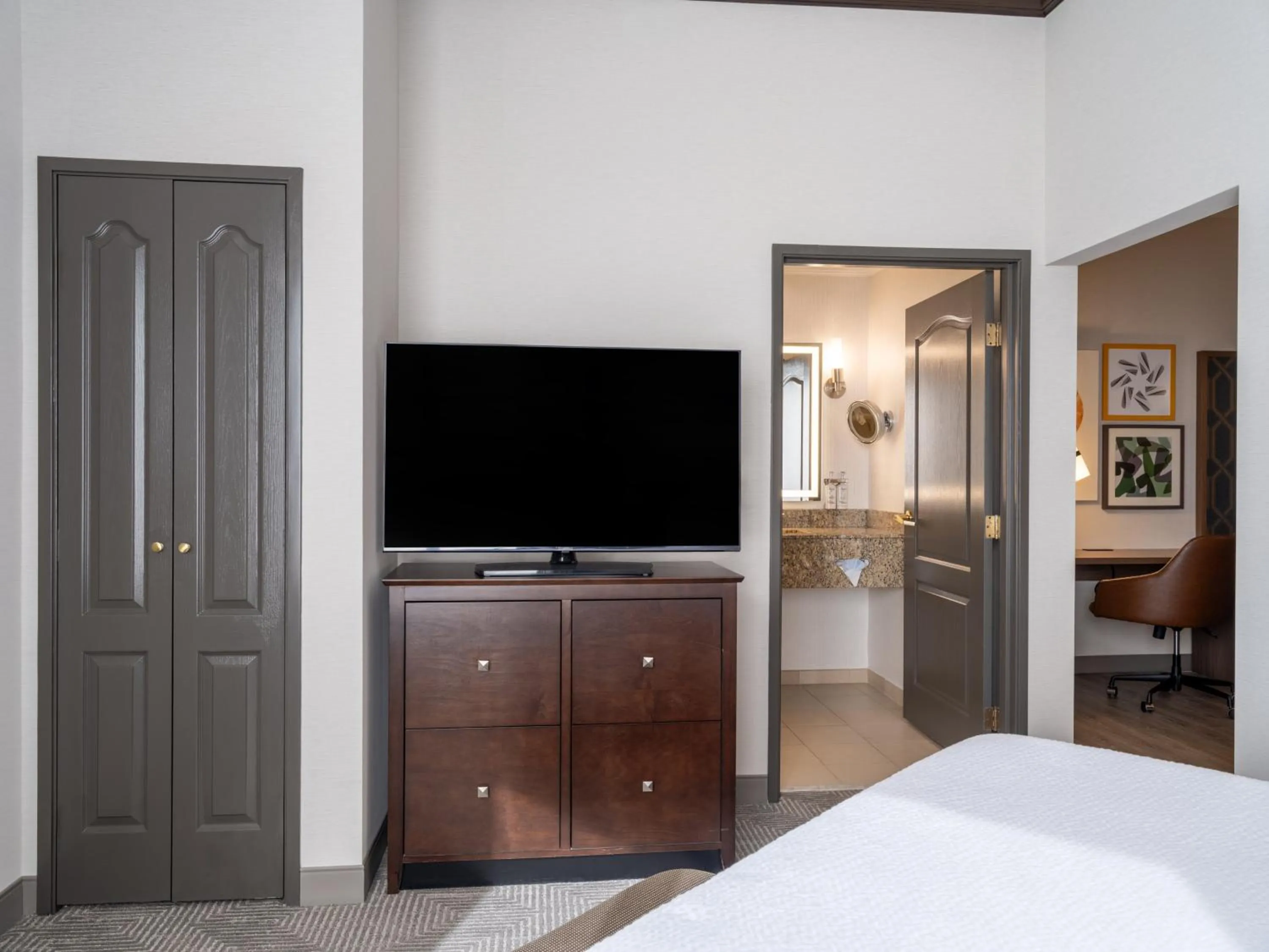 Photo of the whole room, Bed in Holiday Inn Hotel & Suites Chicago Northwest - Elgin by IHG