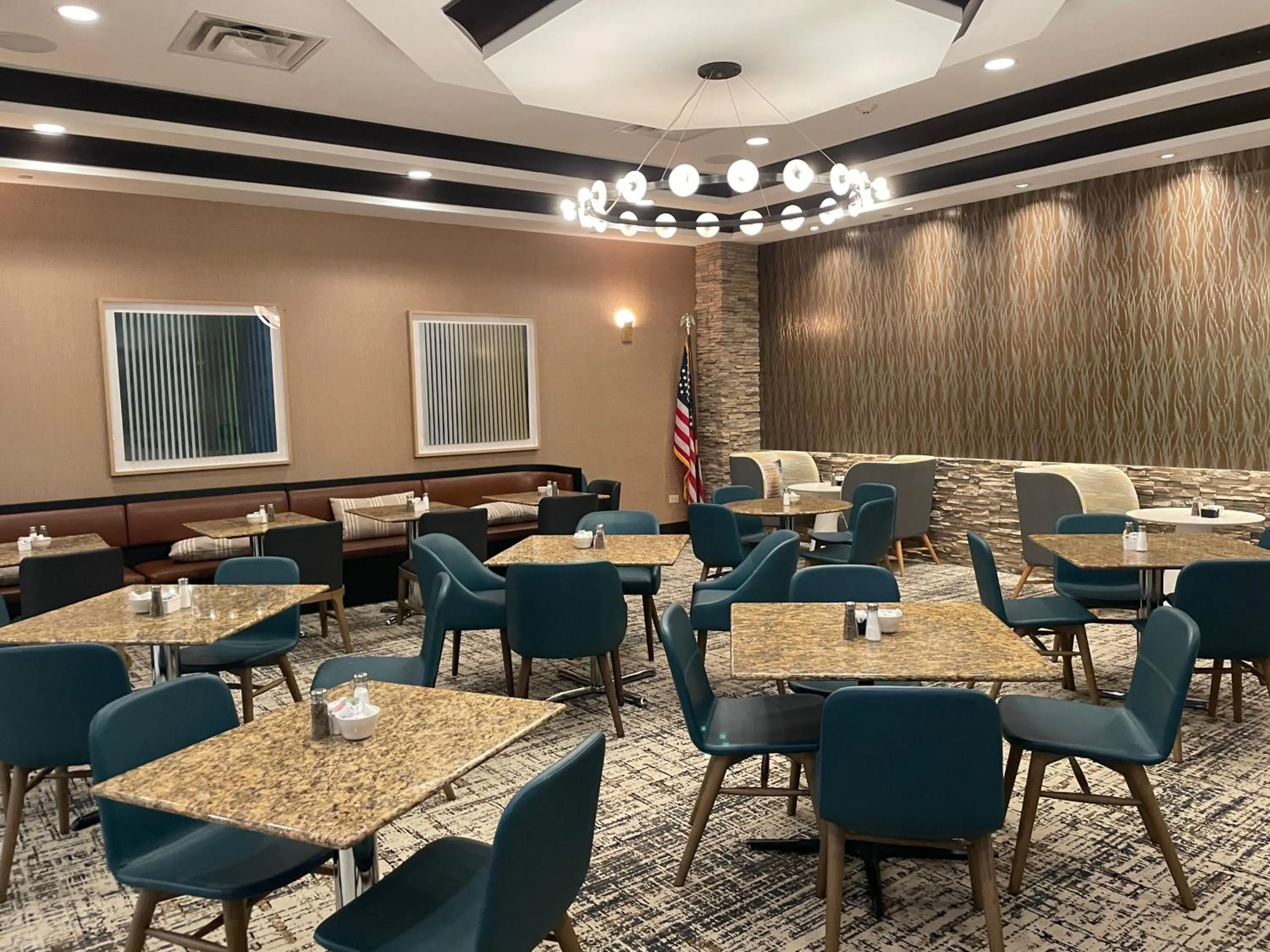 Restaurant/places to eat in Holiday Inn Hotel & Suites Chicago Northwest - Elgin by IHG