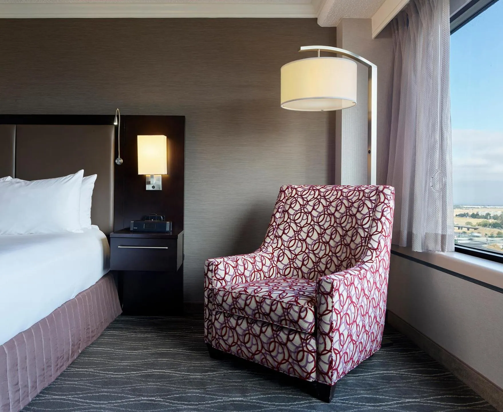 Seating area, Bed in Sonesta San Jose - Milpitas