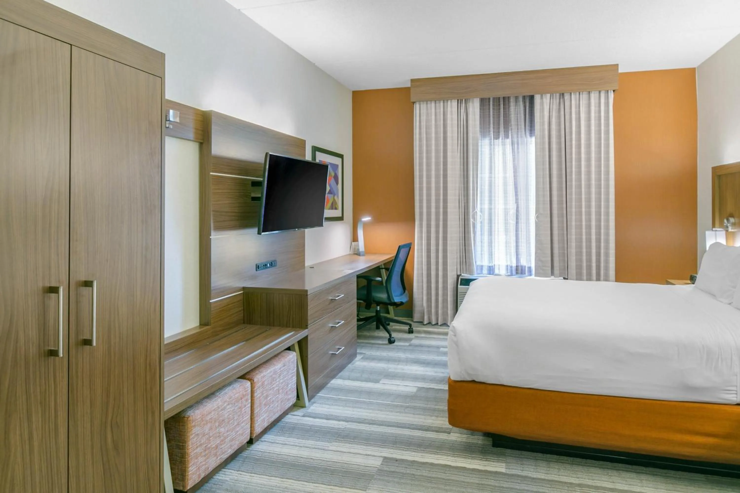 Photo of the whole room, Bed in Holiday Inn Express Mount Arlington by IHG