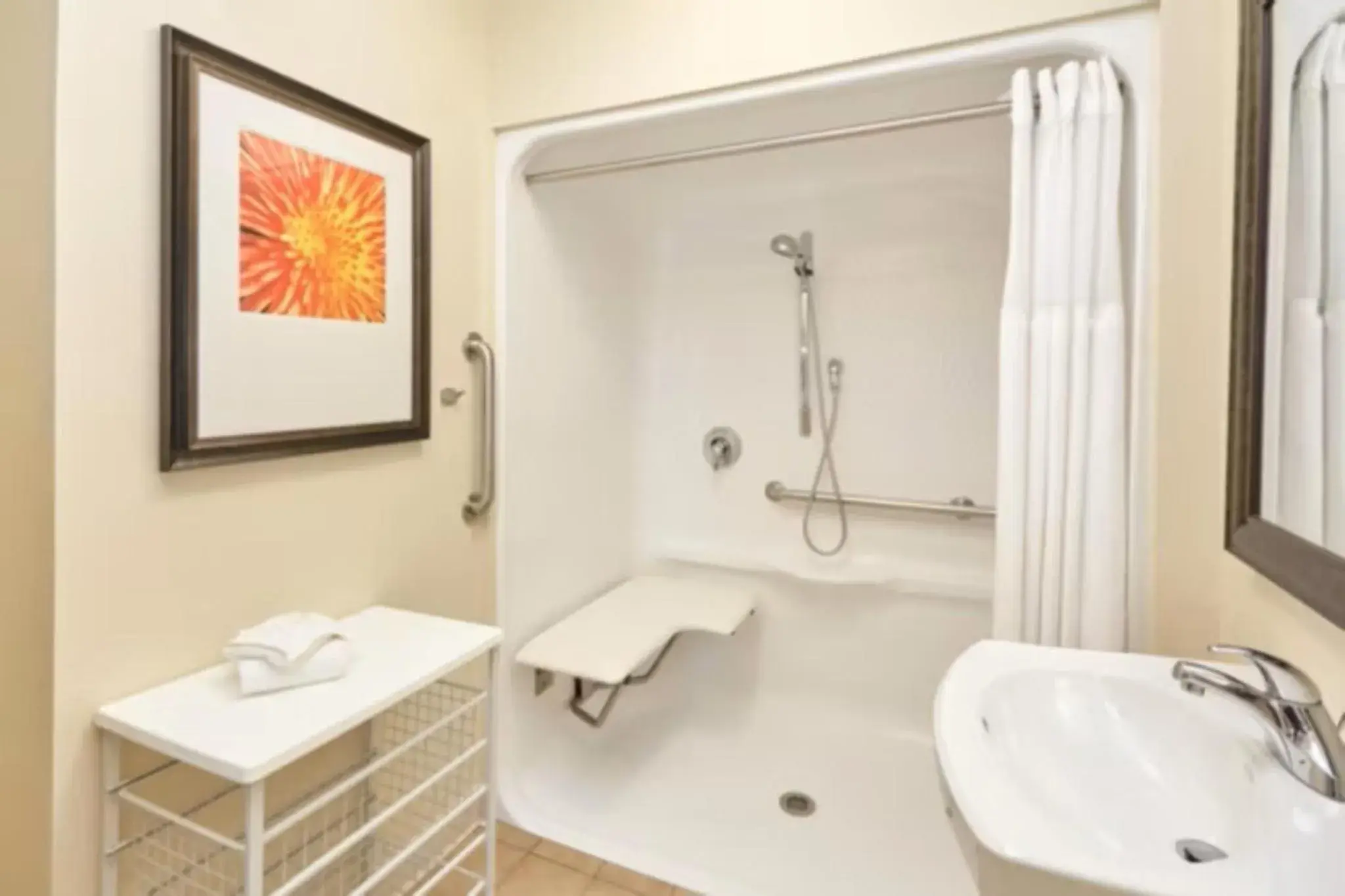 One-Bedroom King Room with Roll-In Shower - Hearing Accessible/Non-Smoking in Staybridge Suites Lincolnshire by IHG One-Bedroom King Room with Roll-In Shower - Hearing Accessible/Non-Smoking in Staybridge Suites Lincolnshire by IHG