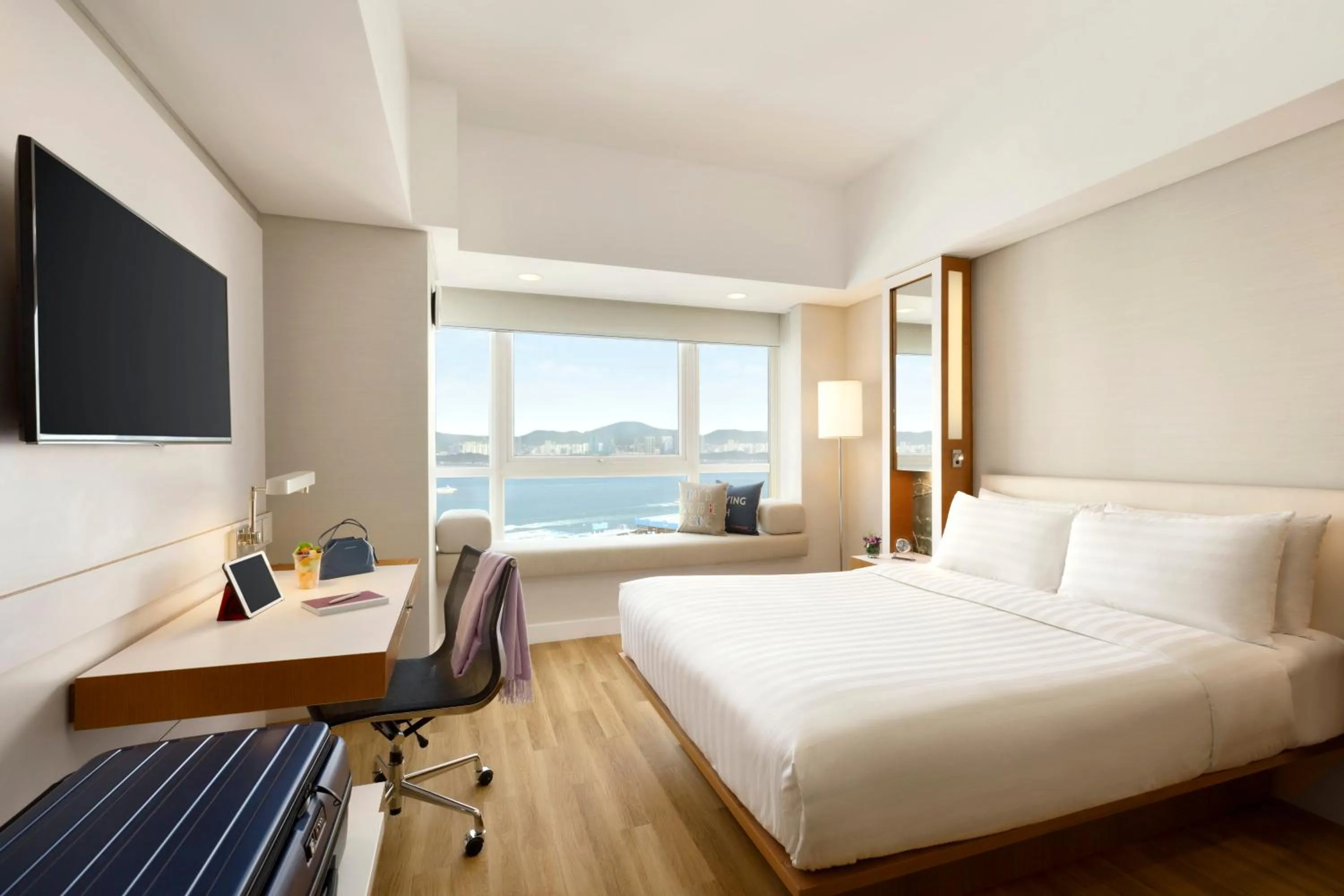 Photo of the whole room, Bed in Jen Hong Kong by Shangri-La